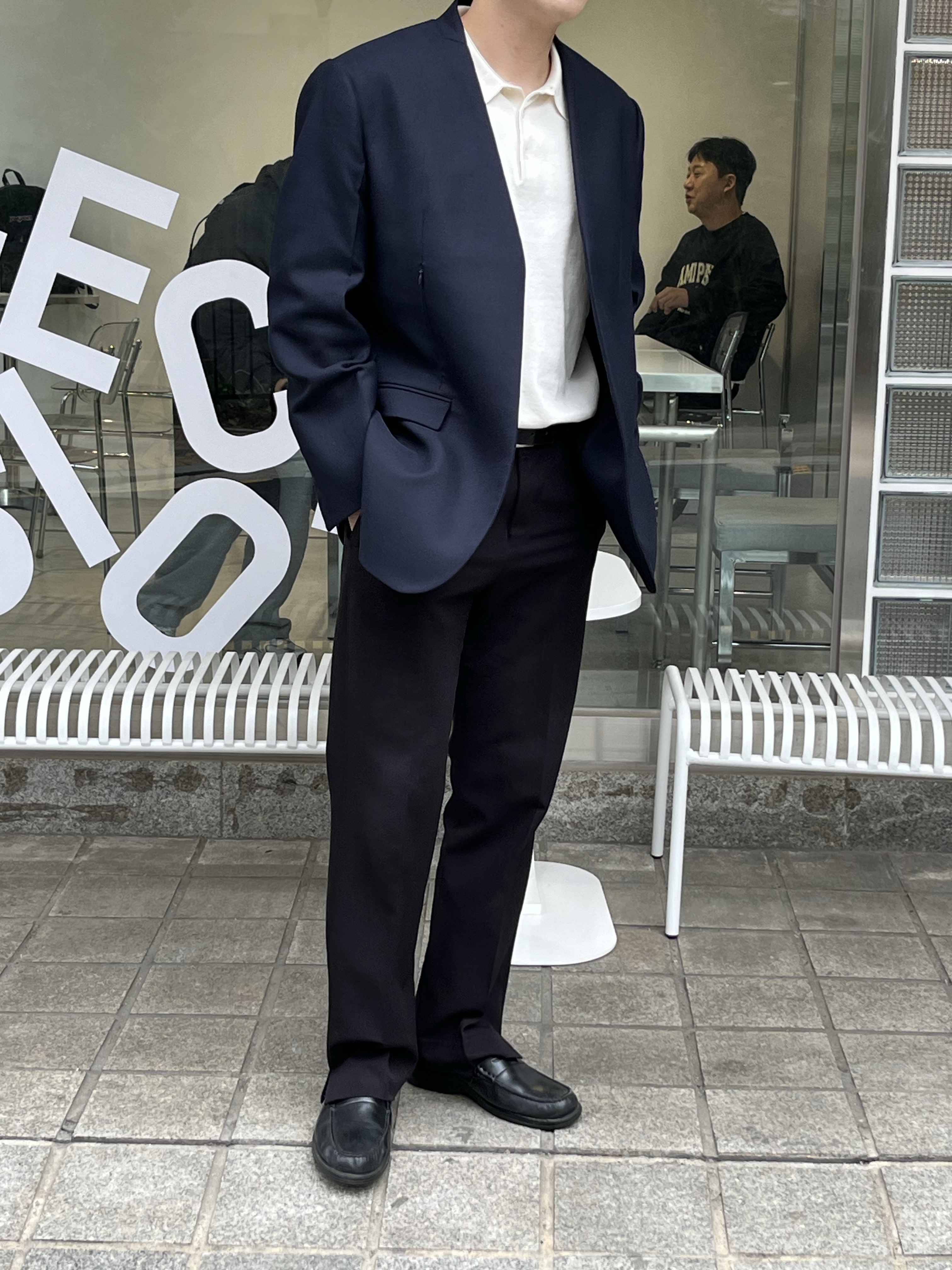 [KREAM 단독] L'H.A.S De Oversized Collarless Mens Jacket - Dark Navy 착용 스타일 - 2