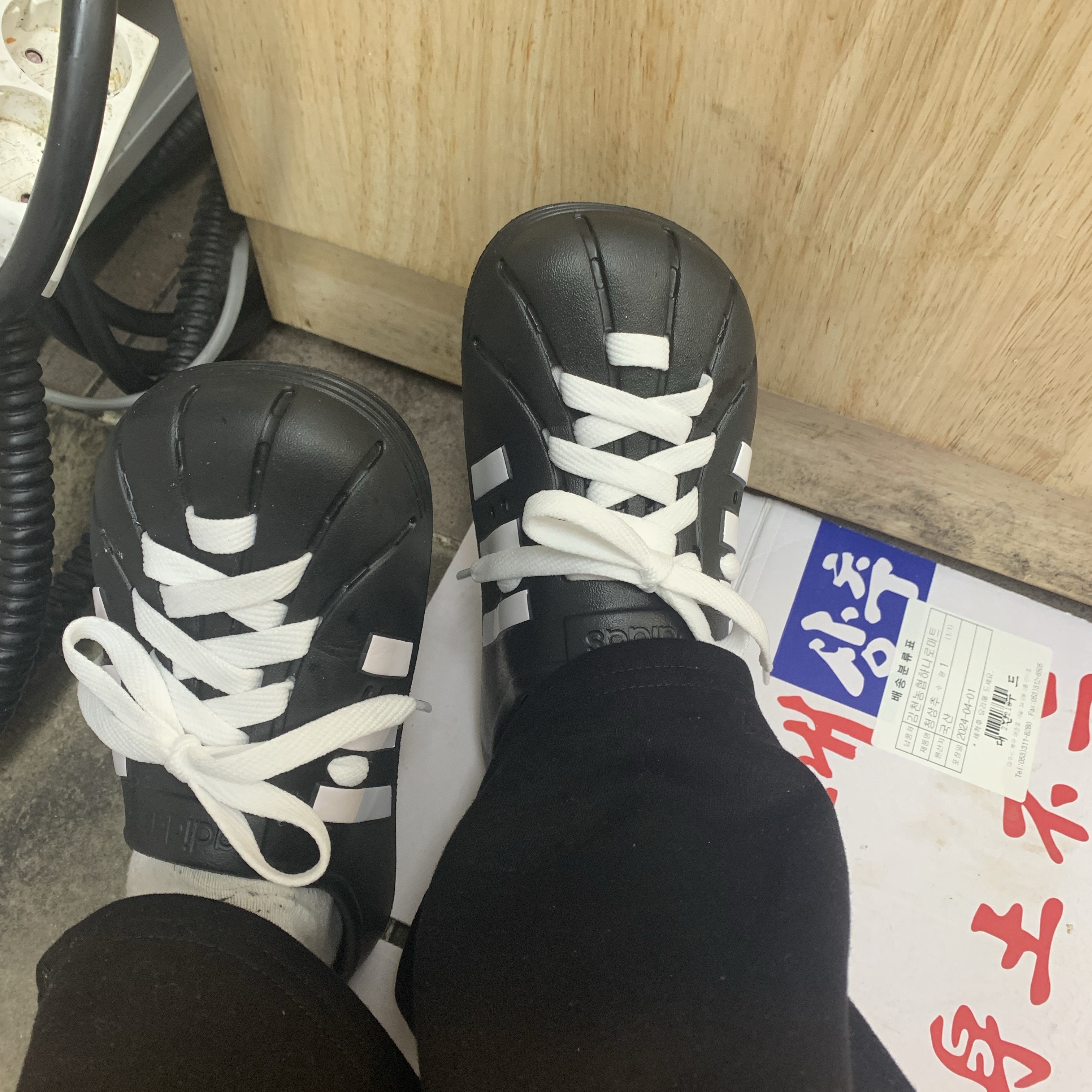 Adidas Adilette Clog Black White 착용 스타일