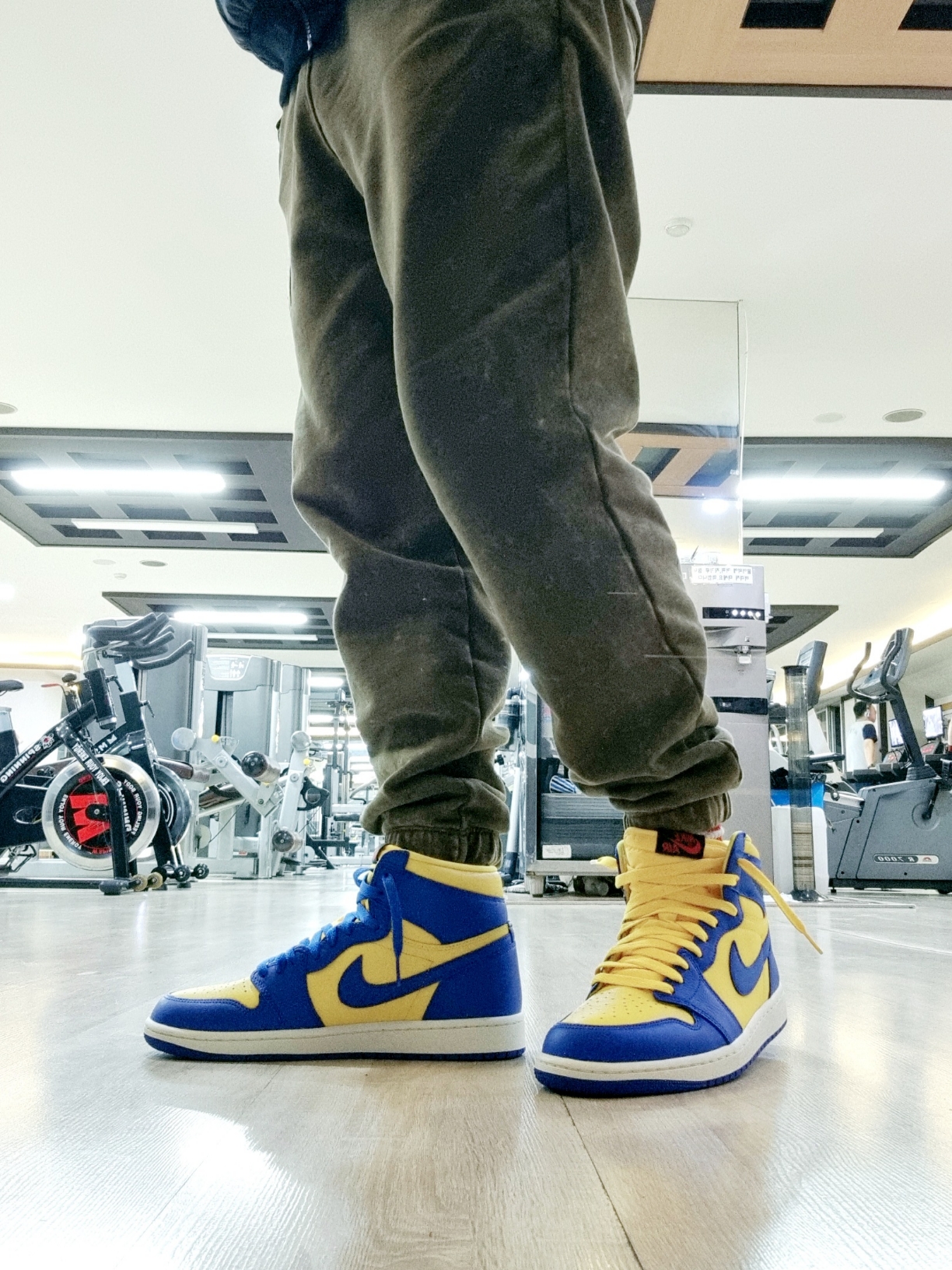 (W) Jordan 1 Retro High OG Game Royal and Varsity Maize 착용 스타일 - 2
