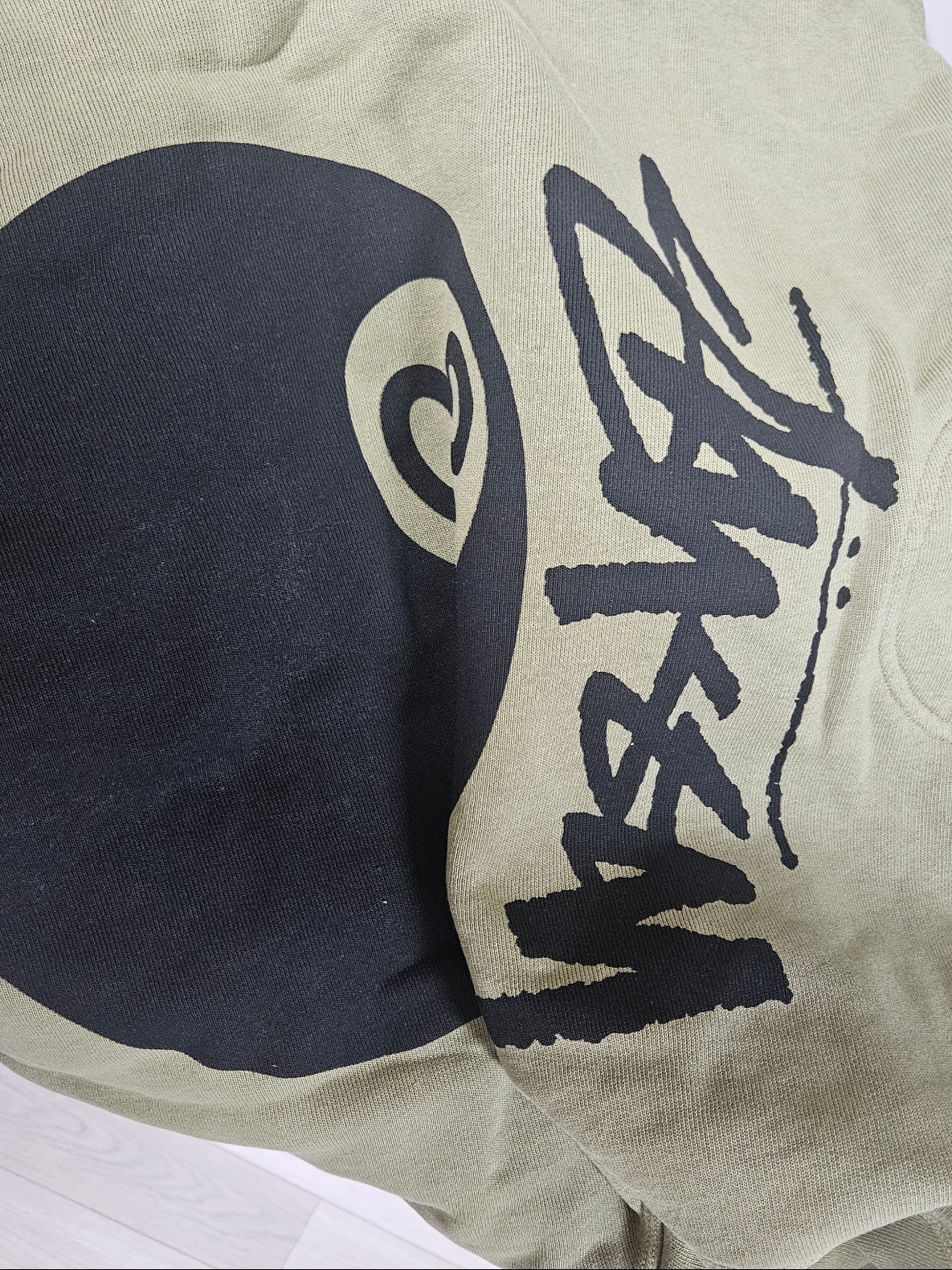 Stussy 8 Ball Pigment Dyed Zip Hoodie Olive 착용 스타일 - 3