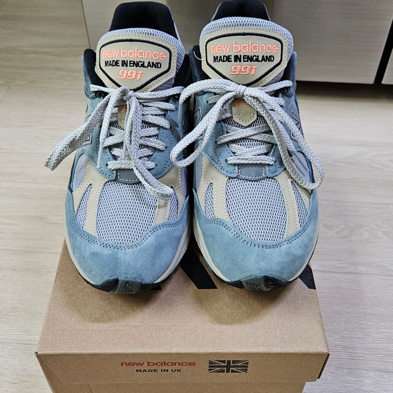 New Balance 991v2 Made in UK Blue Silver 착용 스타일 - 3