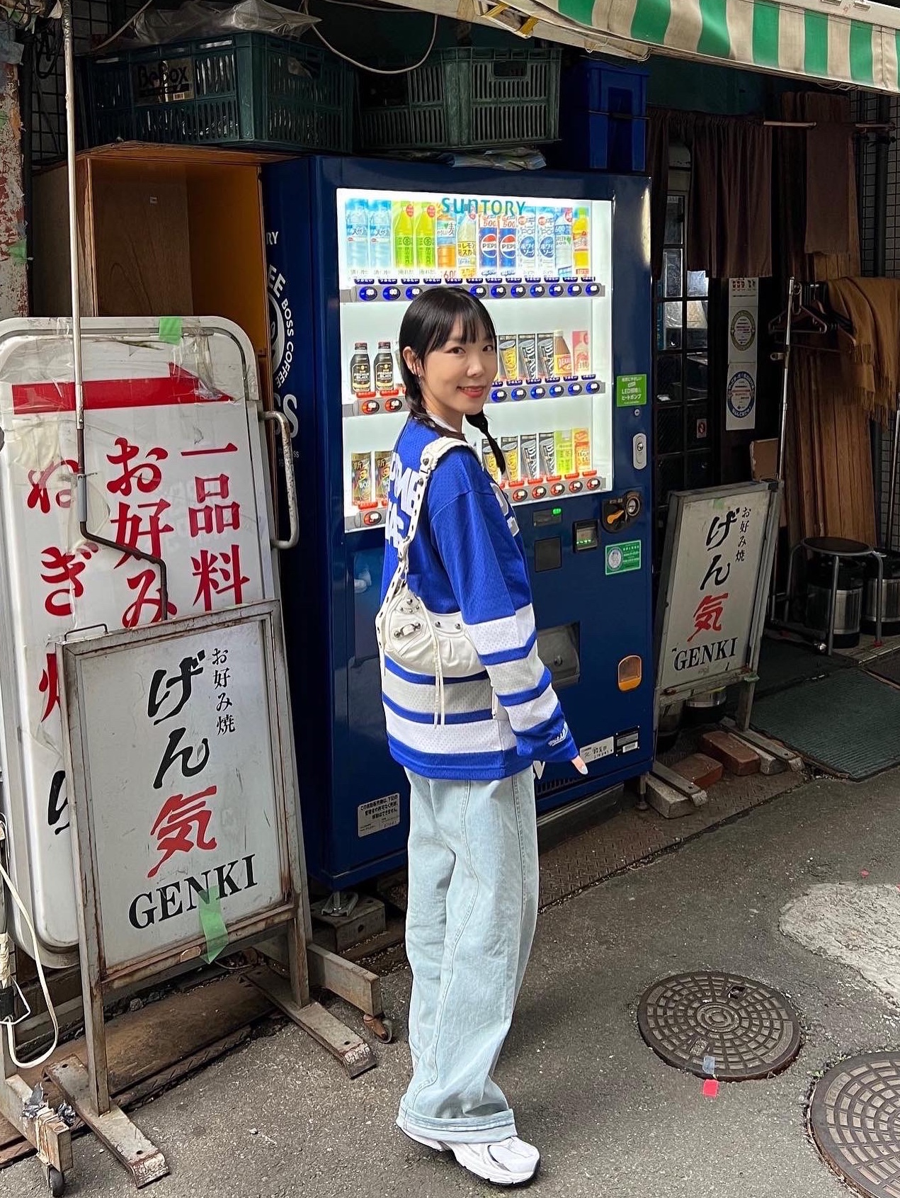 Supreme x WTAPS Mitchell & Ness Hockey Jersey Blue - 21FW, Balenciaga Le Cagole Small Shoulder Bag White 착용 스타일 - 1