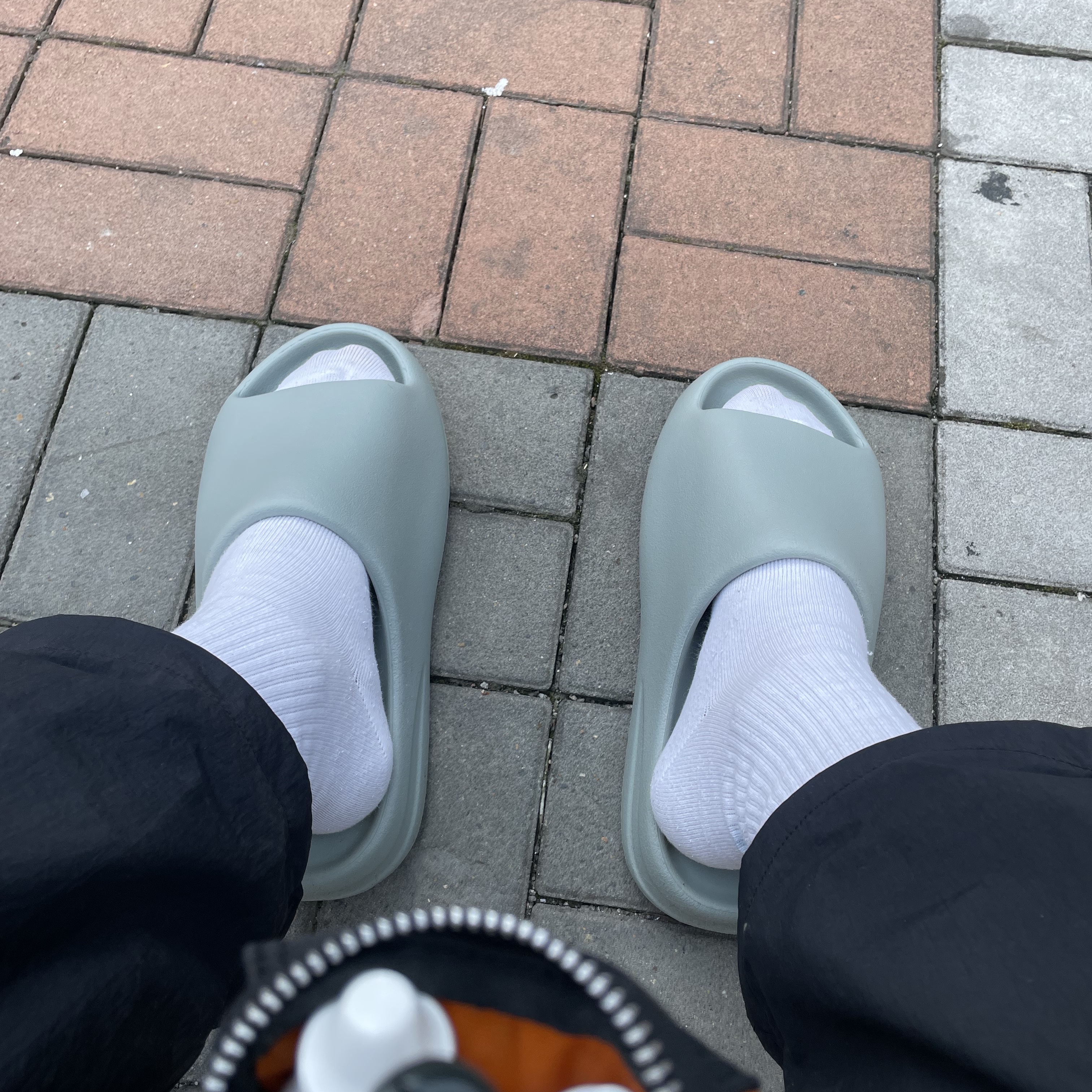 Adidas Yeezy Slide Salt 착용 스타일 - 1