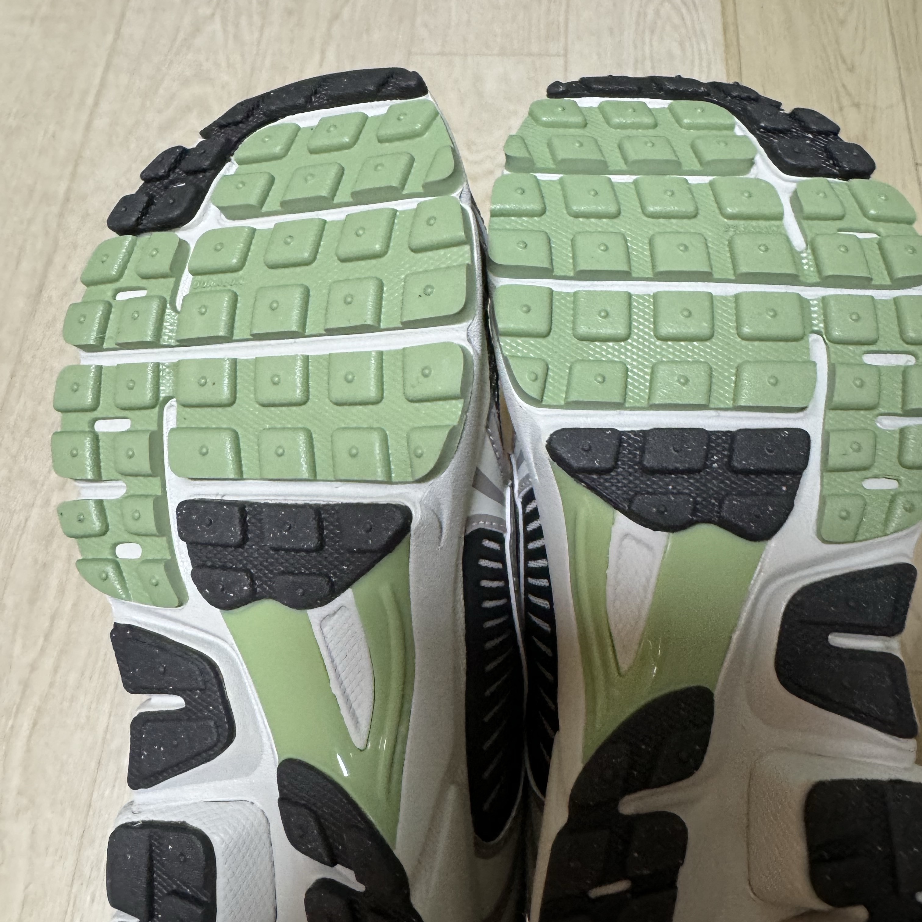 (W) Nike Zoom Vomero 5 Cobblestone and Flat Pewter 착용 스타일 - 3