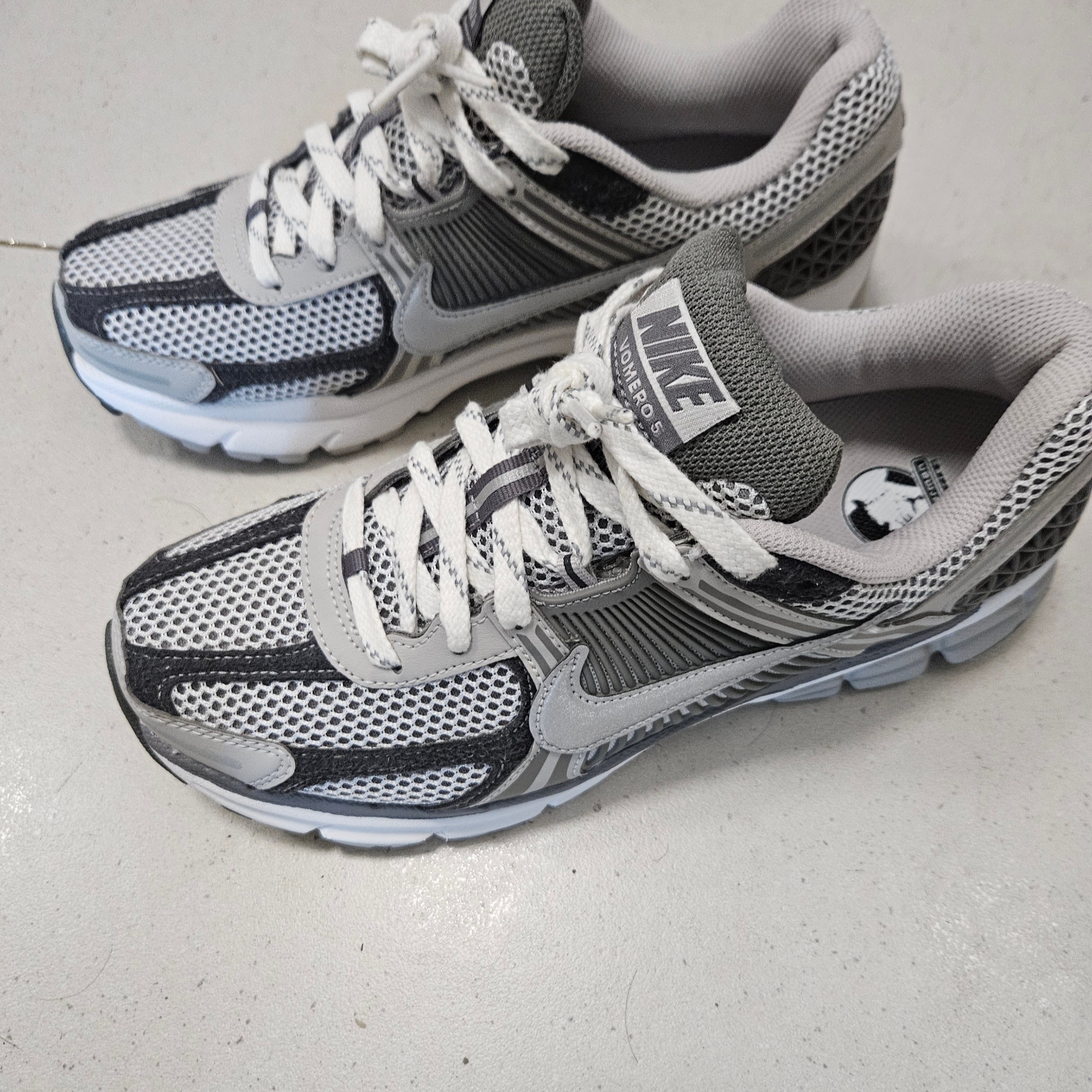Nike Zoom Vomero 5 PRM Light Iron Ore and Flat Fewter 착용 스타일