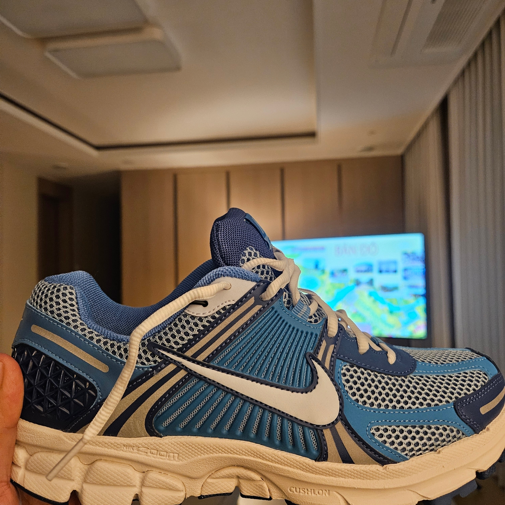 Nike Zoom Vomero 5 Mystic Navy and Worn Blue 착용 스타일