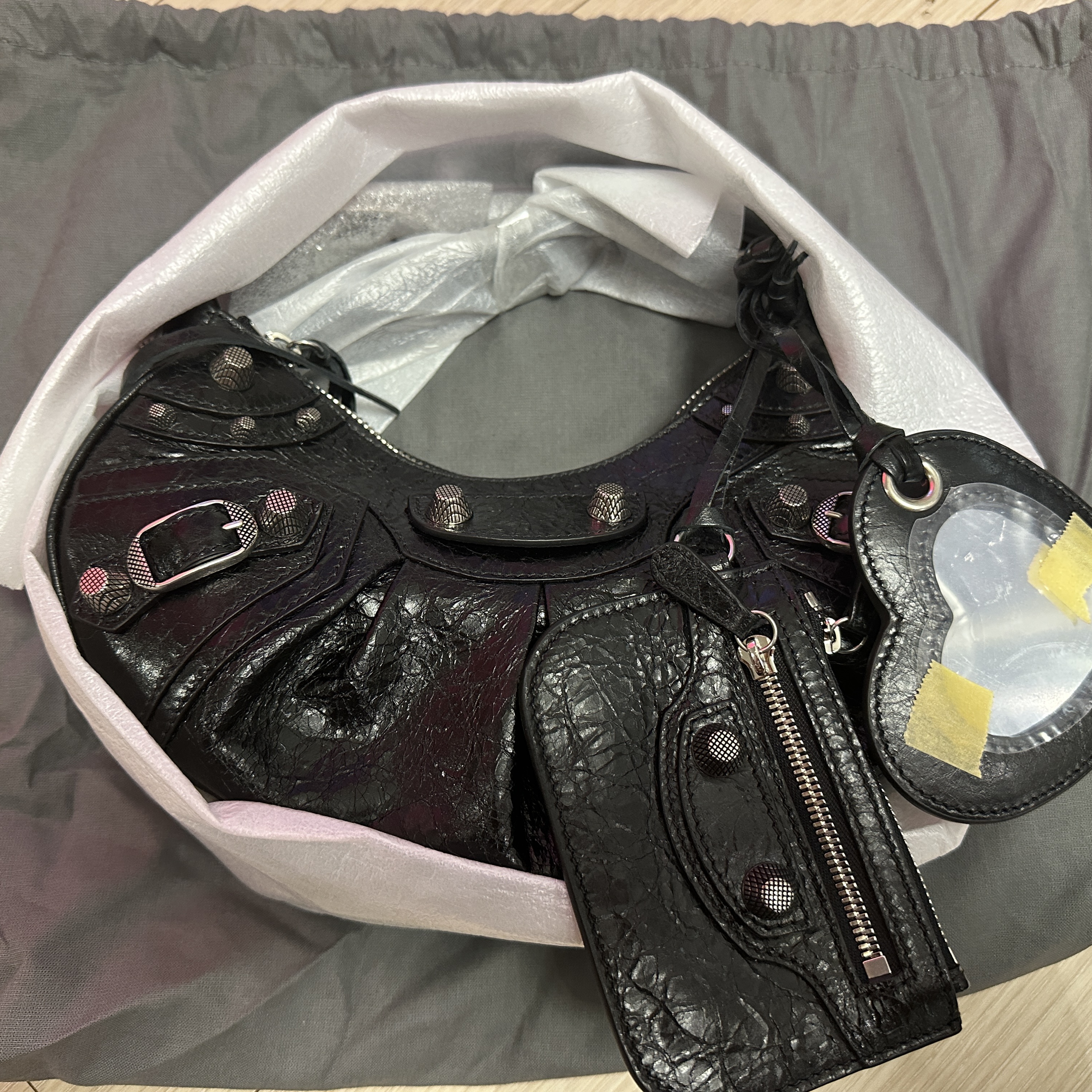 Balenciaga Arena Lambskin Le Cagole XS Shoulder Bag Black 착용 스타일