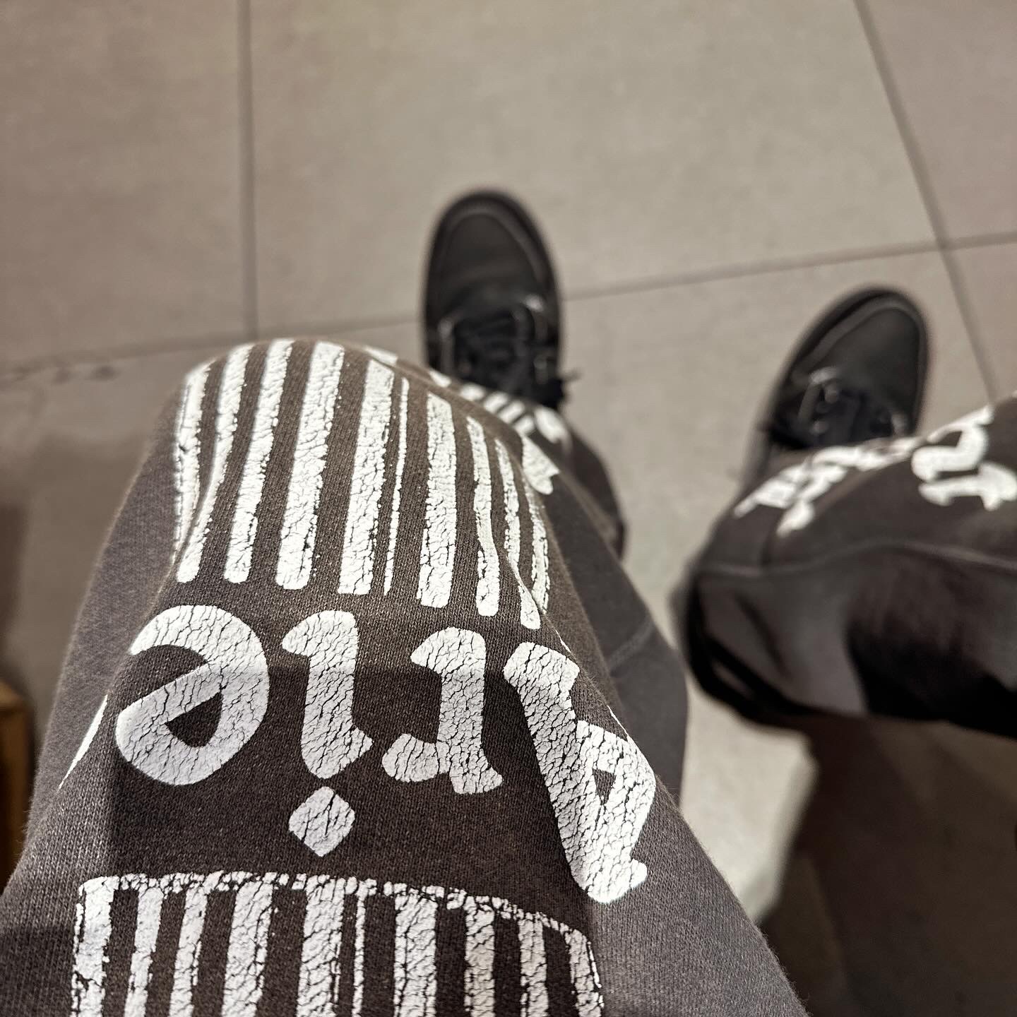 Saint Mxxxxxx x Aries Hoodie St Aries Black, Saint Mxxxxxx x Aries Sweatpants St Aries Black 착용 스타일 - 3