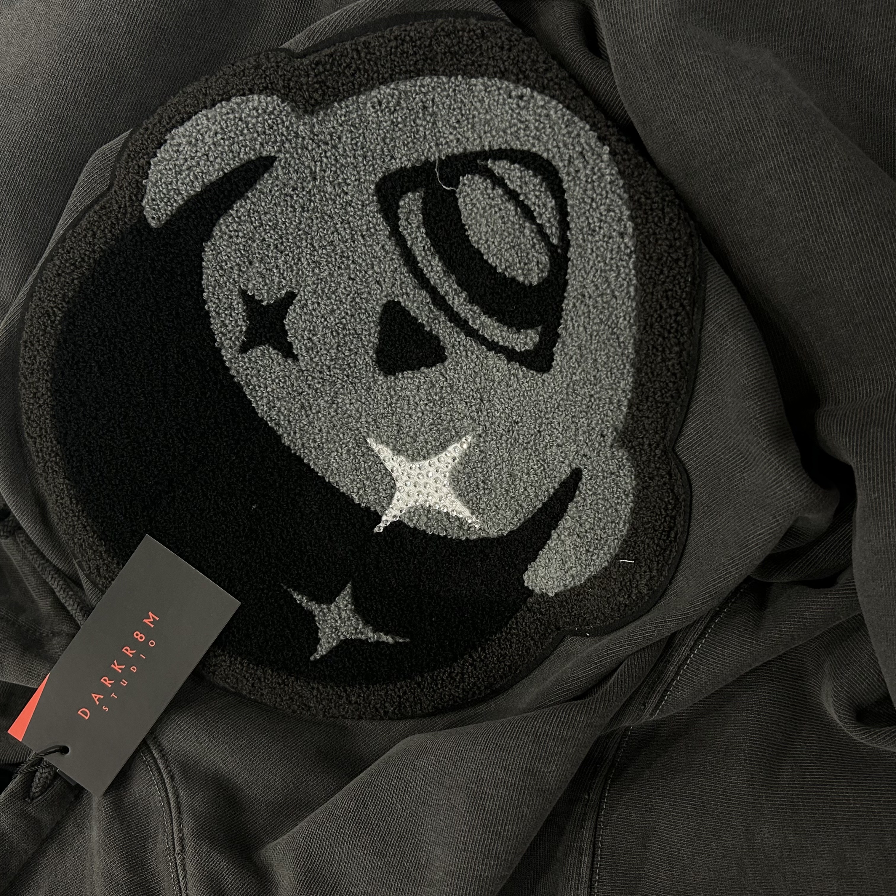 Darkr8m Studio x Kian84 WOOkimyung Pigment Hoodie Charcoal 착용 스타일 - 2