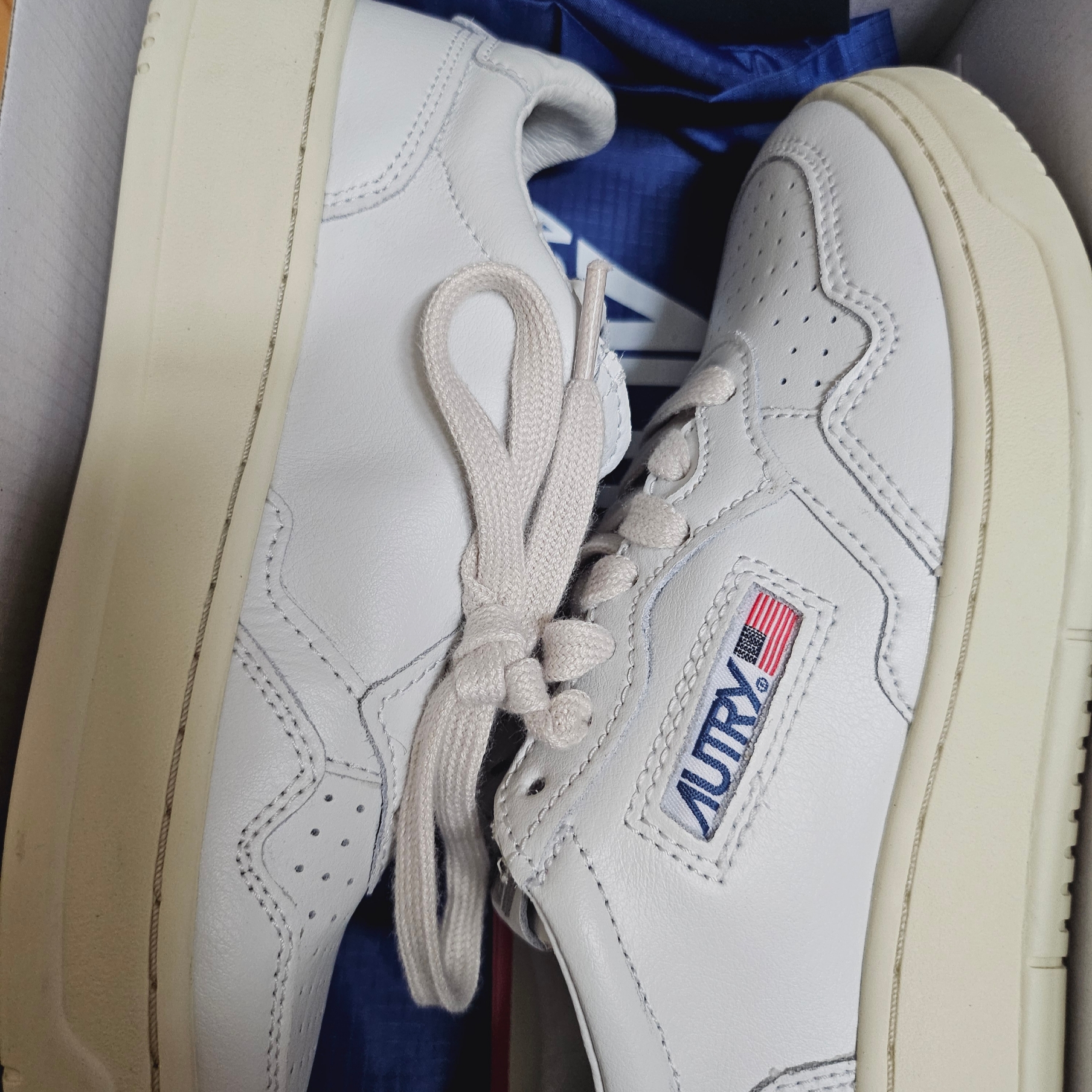 (W) Autry Medalist Low Leather Sneakers White 착용 스타일