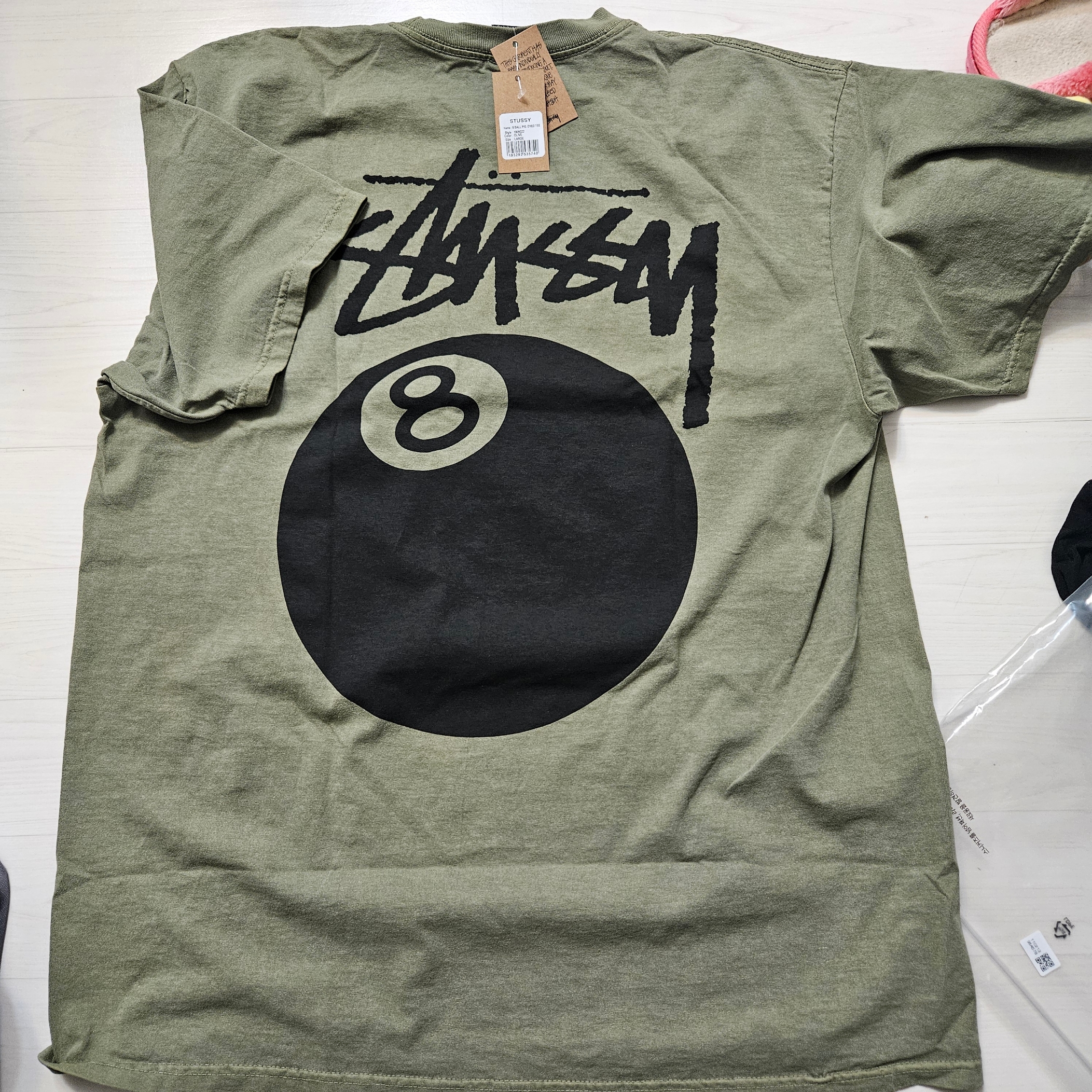 Stussy 8 Ball Pigment Dyed T-Shirt Olive 착용 스타일 - 1