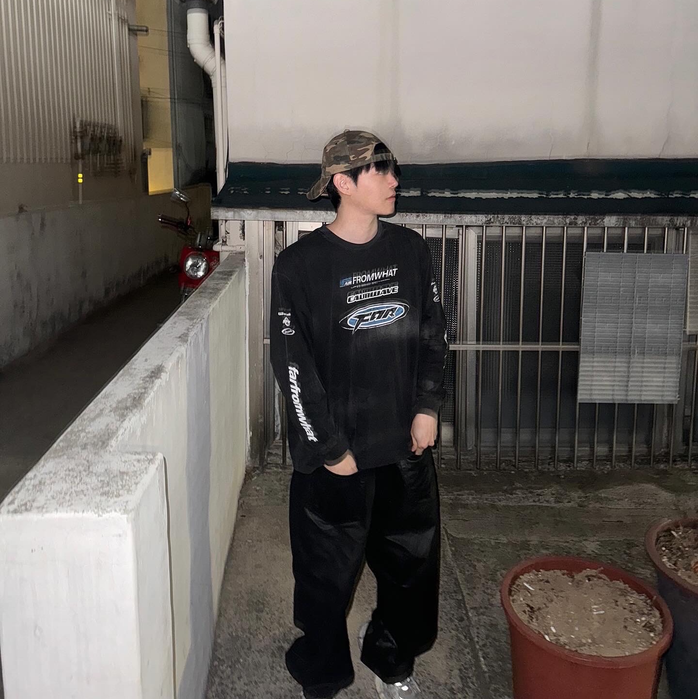 Project G/R Coated Backward Denim Pants Black, Farfromwhat Far Washed Logo Long Sleeve T-Shirt Black 착용 스타일 - 1