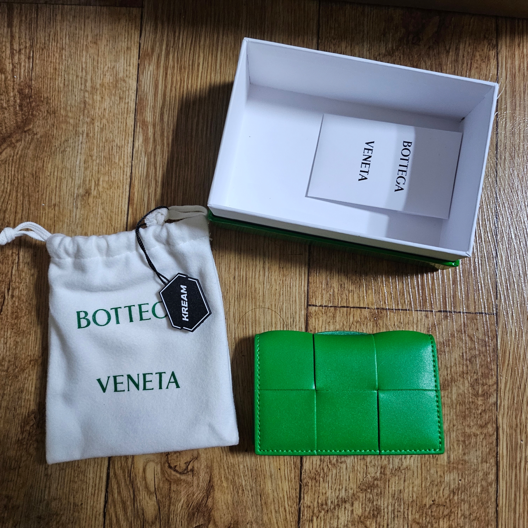 Bottega Veneta Flap Card Case Parakeet 착용 스타일 - 3