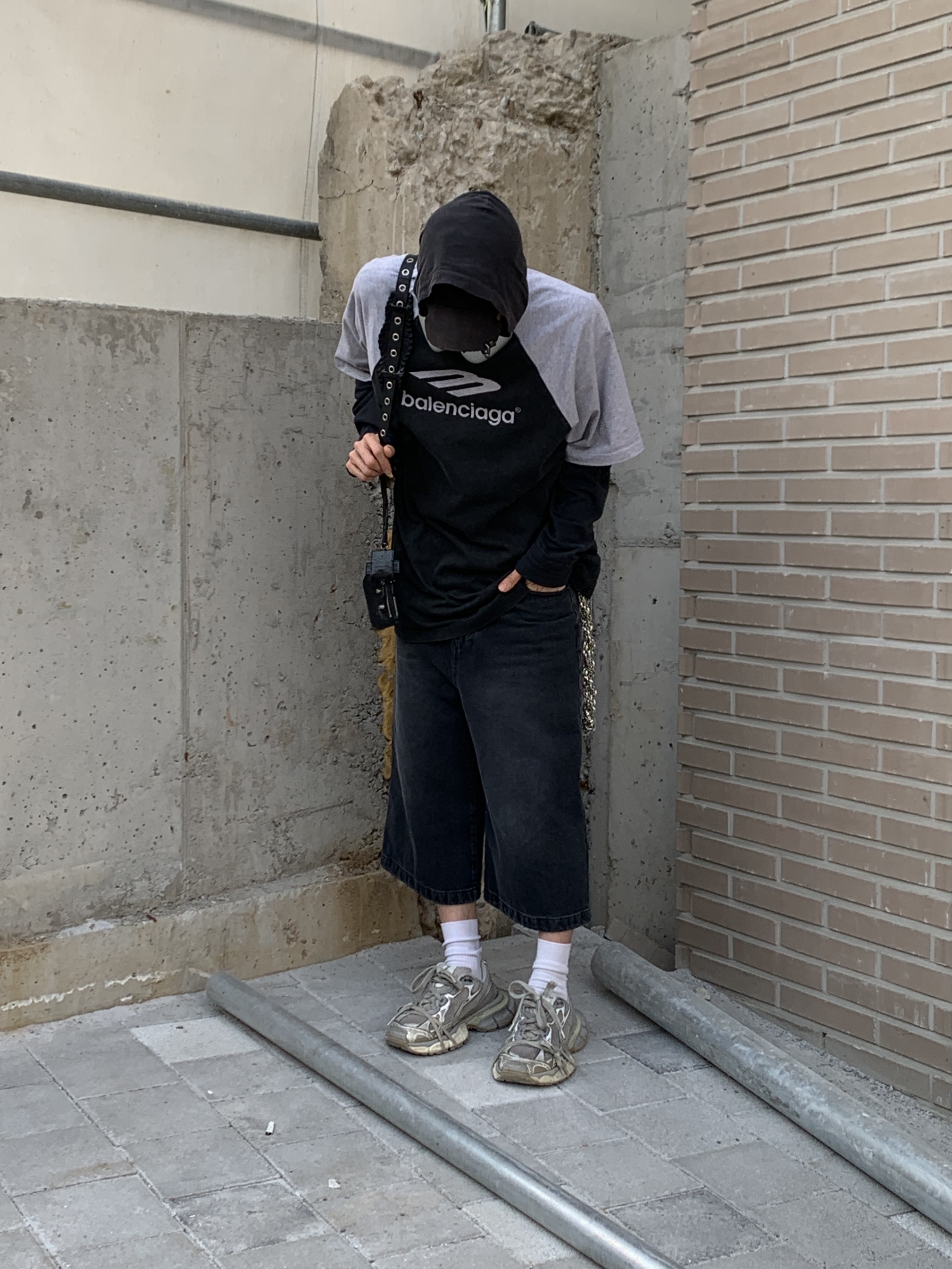 Balenciaga Heavy Piercing Cap Faded Black, (W) Balenciaga 3XL Sneakers Light Beige 착용 스타일 - 2