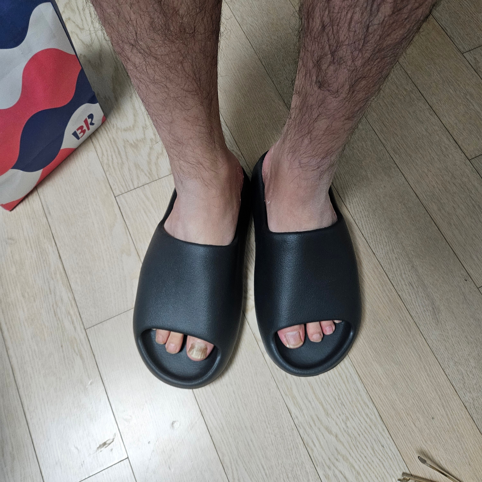 Adidas Yeezy Slide Onyx 착용 스타일