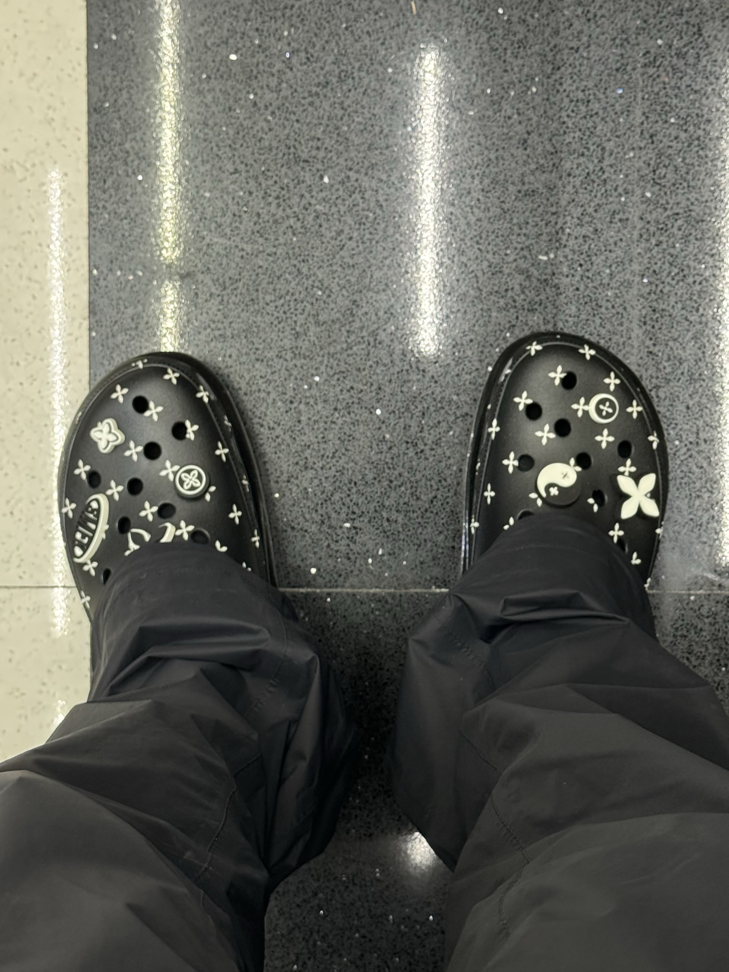 (W) Crocs x SMFK Compass Clog Black, Supreme Bones Hockey Jersey Black - 23FW 착용 스타일 - 2