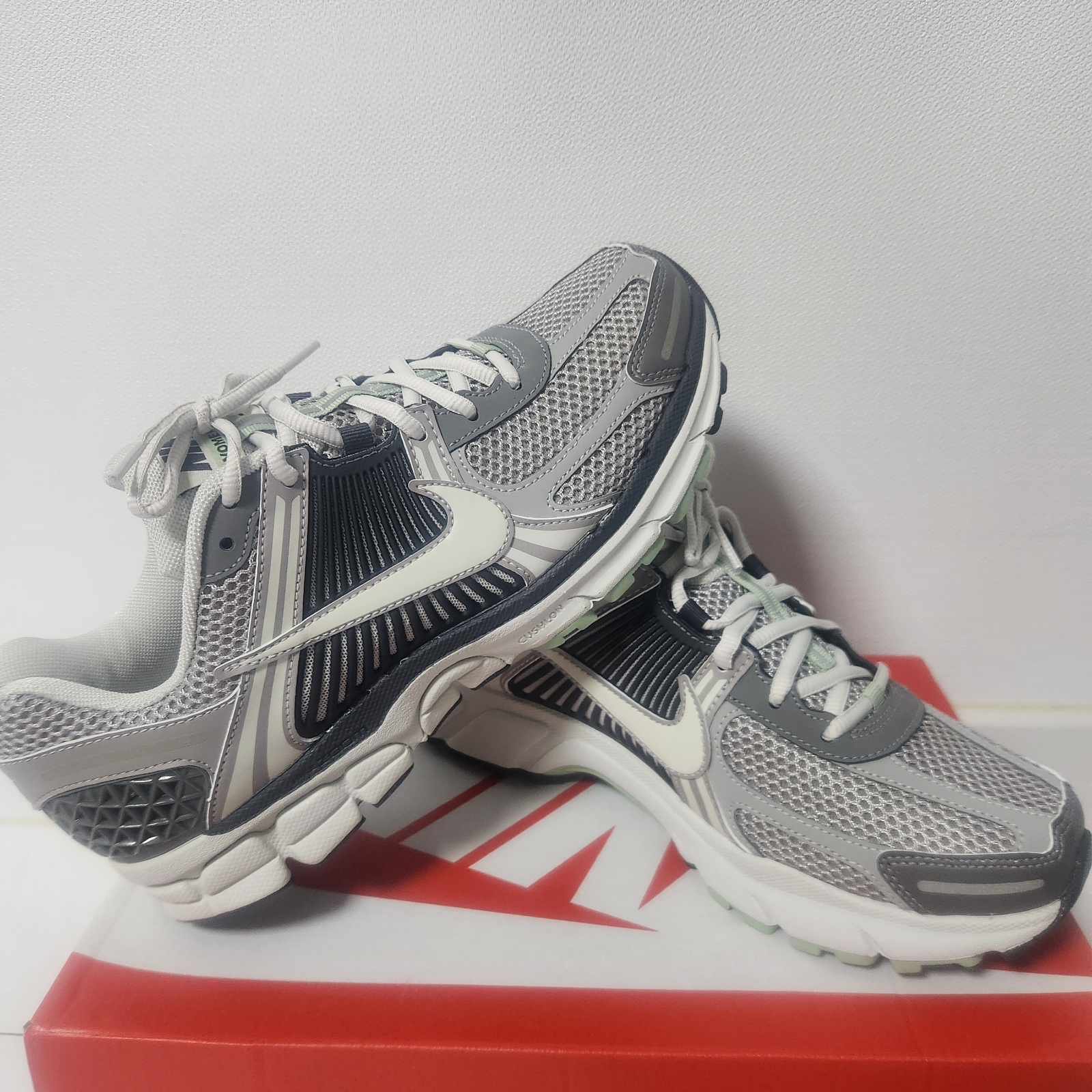 (W) Nike Zoom Vomero 5 Cobblestone and Flat Pewter 착용 스타일