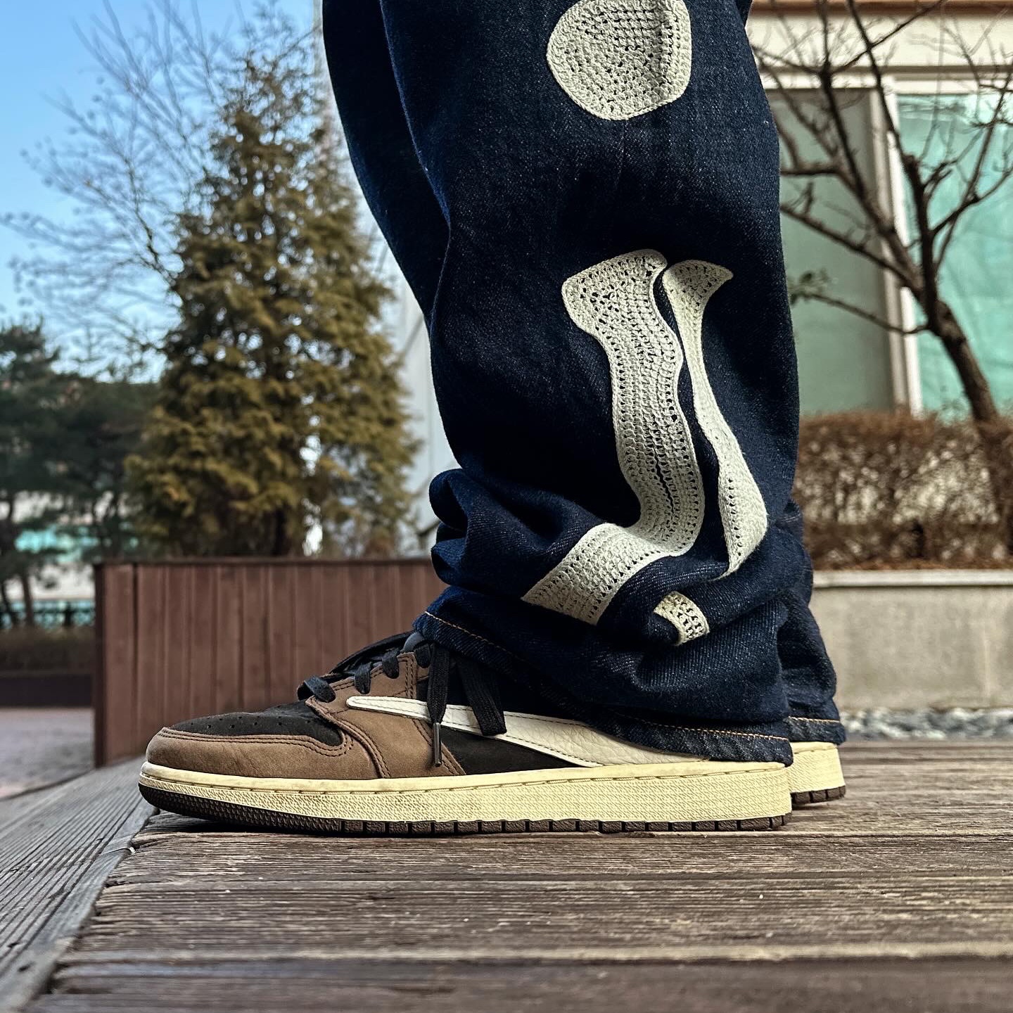 Kapital 12.5 oz. Denim Mexican Tuxedo 5P Okagilly Pants Indigo, Jordan 1 x Travis Scott Retro Low OG SP Mocha 착용 스타일 - 2