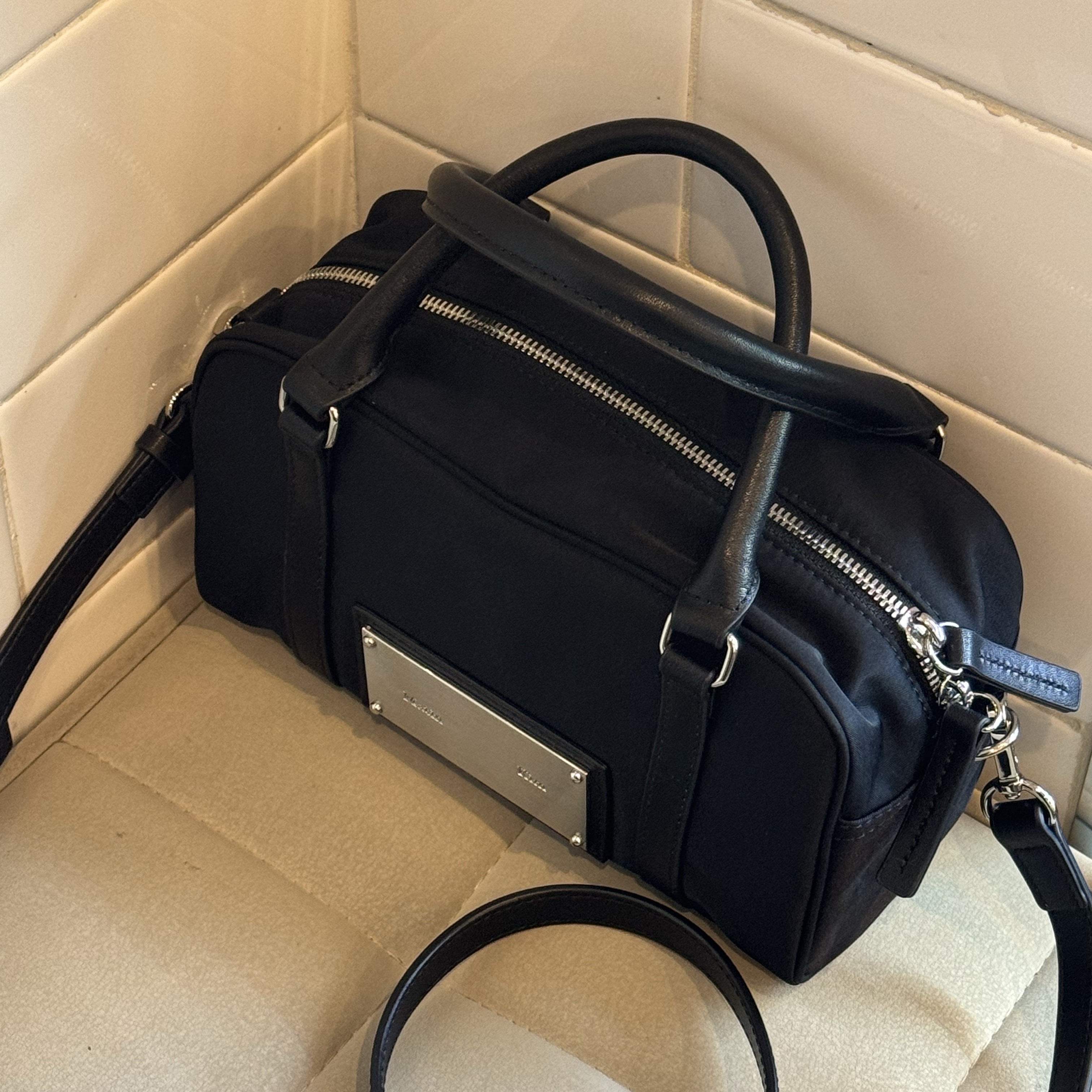 Matin Kim Baby Sporty Tote Bag Black 착용 스타일