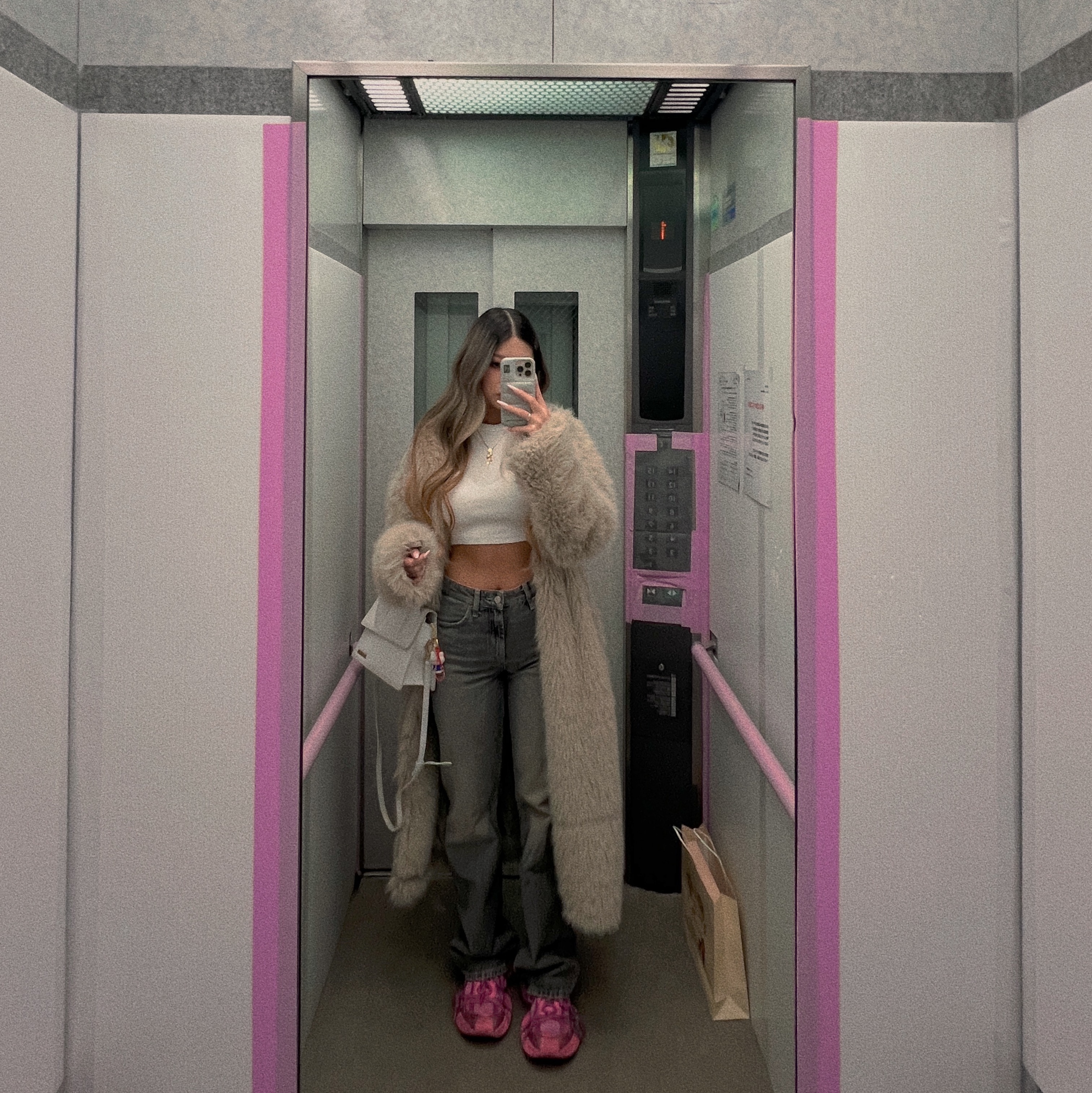 Jacquemus Le Grand Chiquito Large Leather Handbag White, (W) Balenciaga 3XL Sneakers Pink 착용 스타일