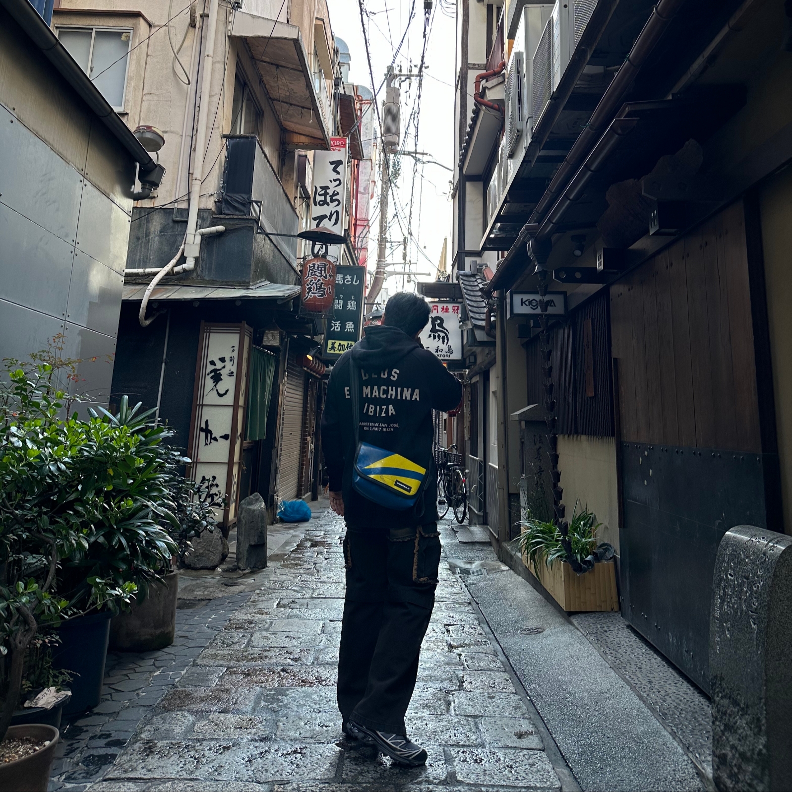 Deus Ex Machina Seoul Address Hoodie Black, Salomon XT-6 Gore-Tex Black Ebony 착용 스타일