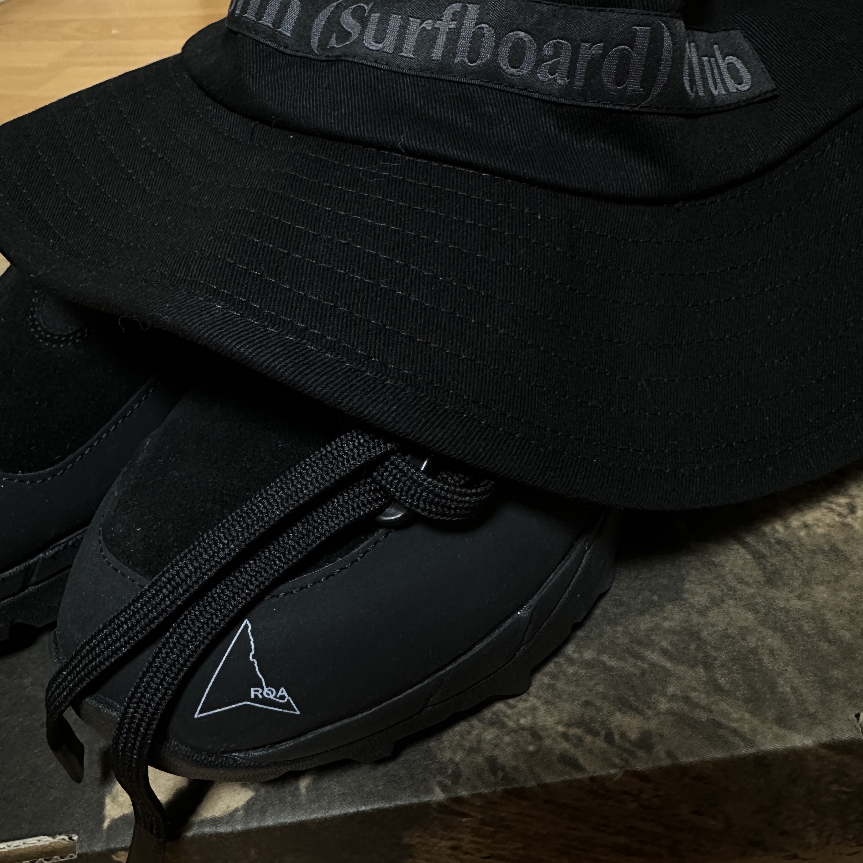 Roa Hiking Slip-On Black, COS Quilted Oversized Shoulder Bag Off White Light Beige 착용 스타일 - 1