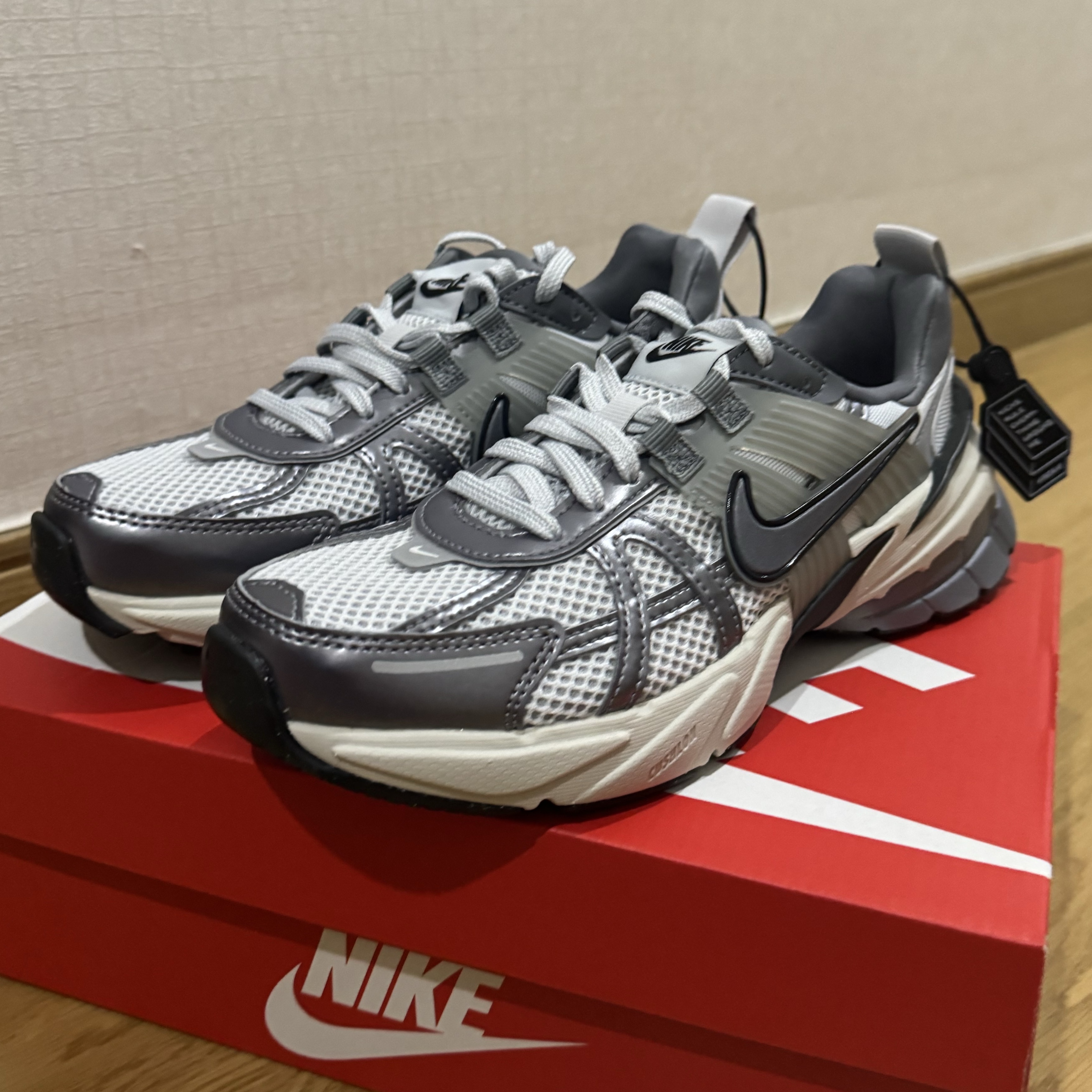 Nike V2K Run Pure Platinum Wolf Grey 착용 스타일