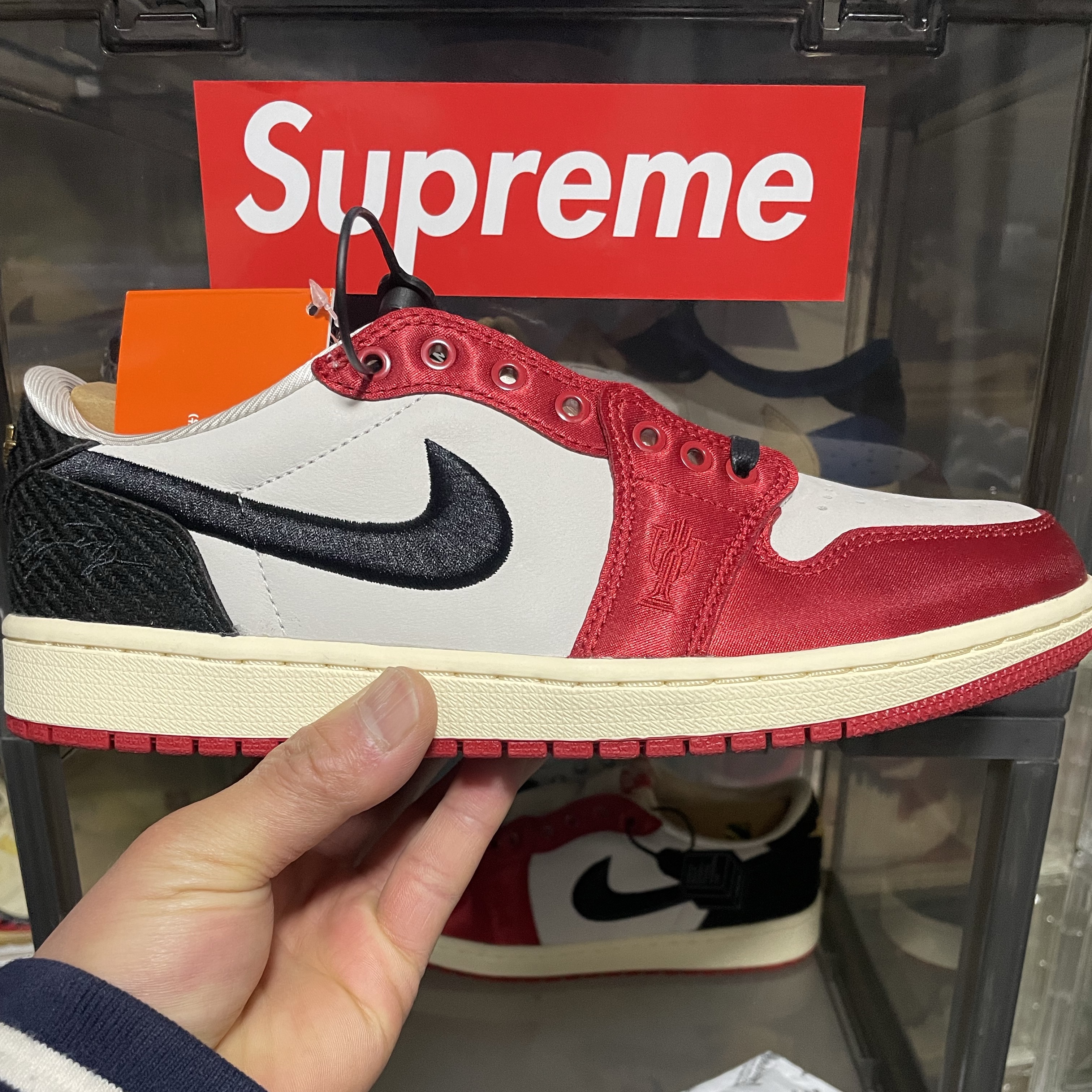 Jordan 1 x Trophy Room Retro Low OG SP Sail Varsity Red 착용 스타일 - 5