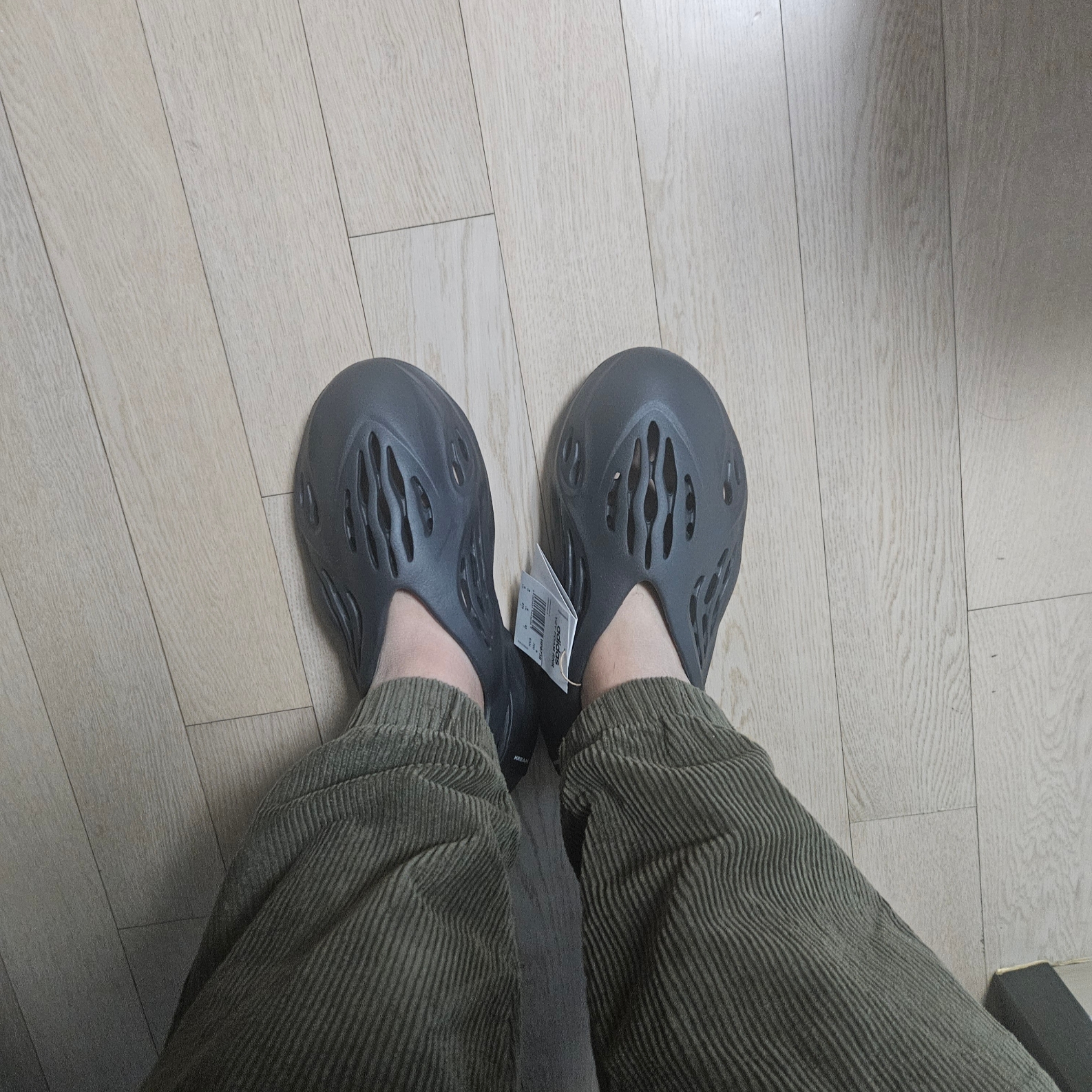 Adidas Yeezy Foam RNNR Onyx 착용 스타일