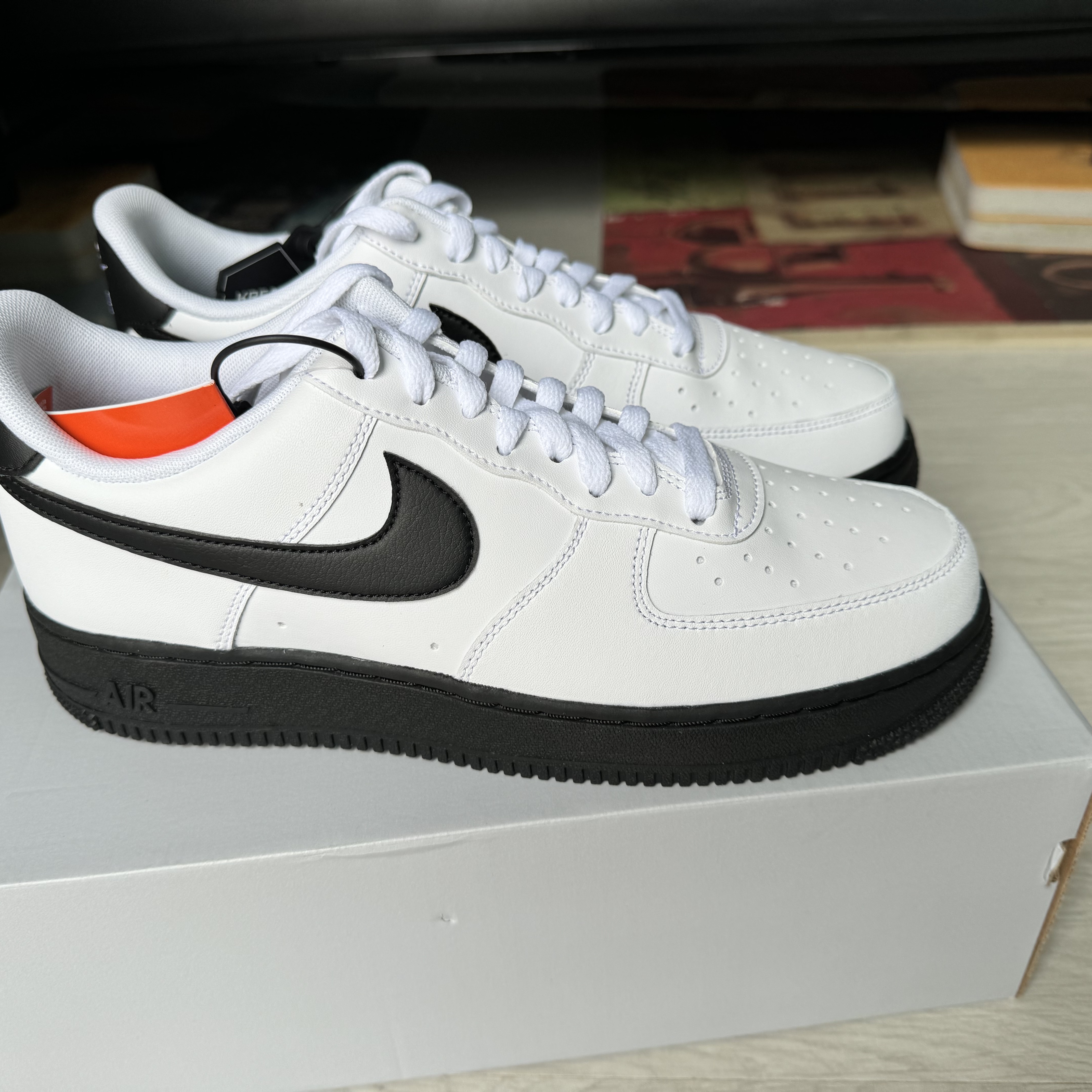 Nike Air Force 1 Low White Black Midsole 착용 스타일 - 1