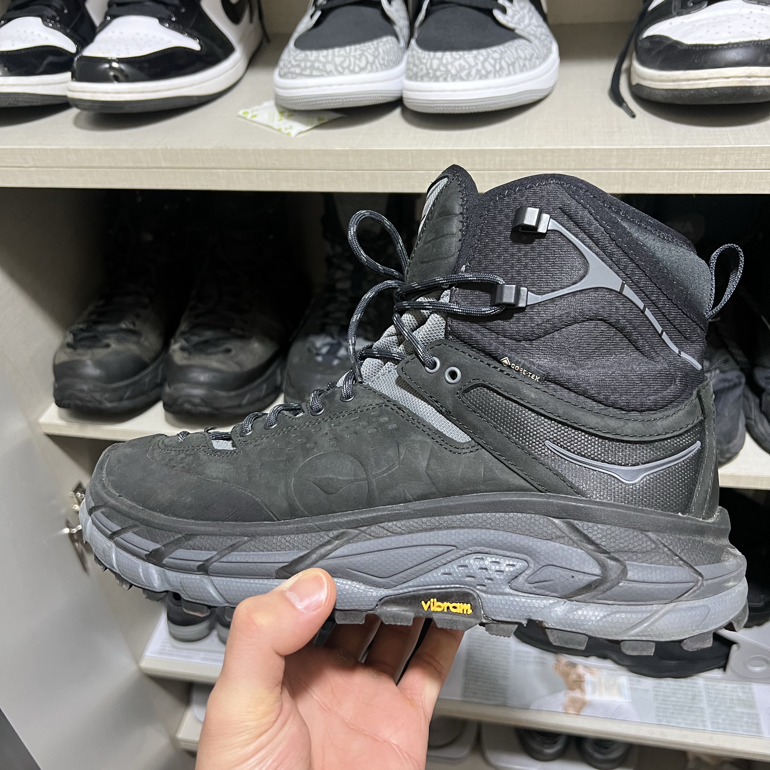 Hoka Tor Ultra High Black Castlerock 착용 스타일