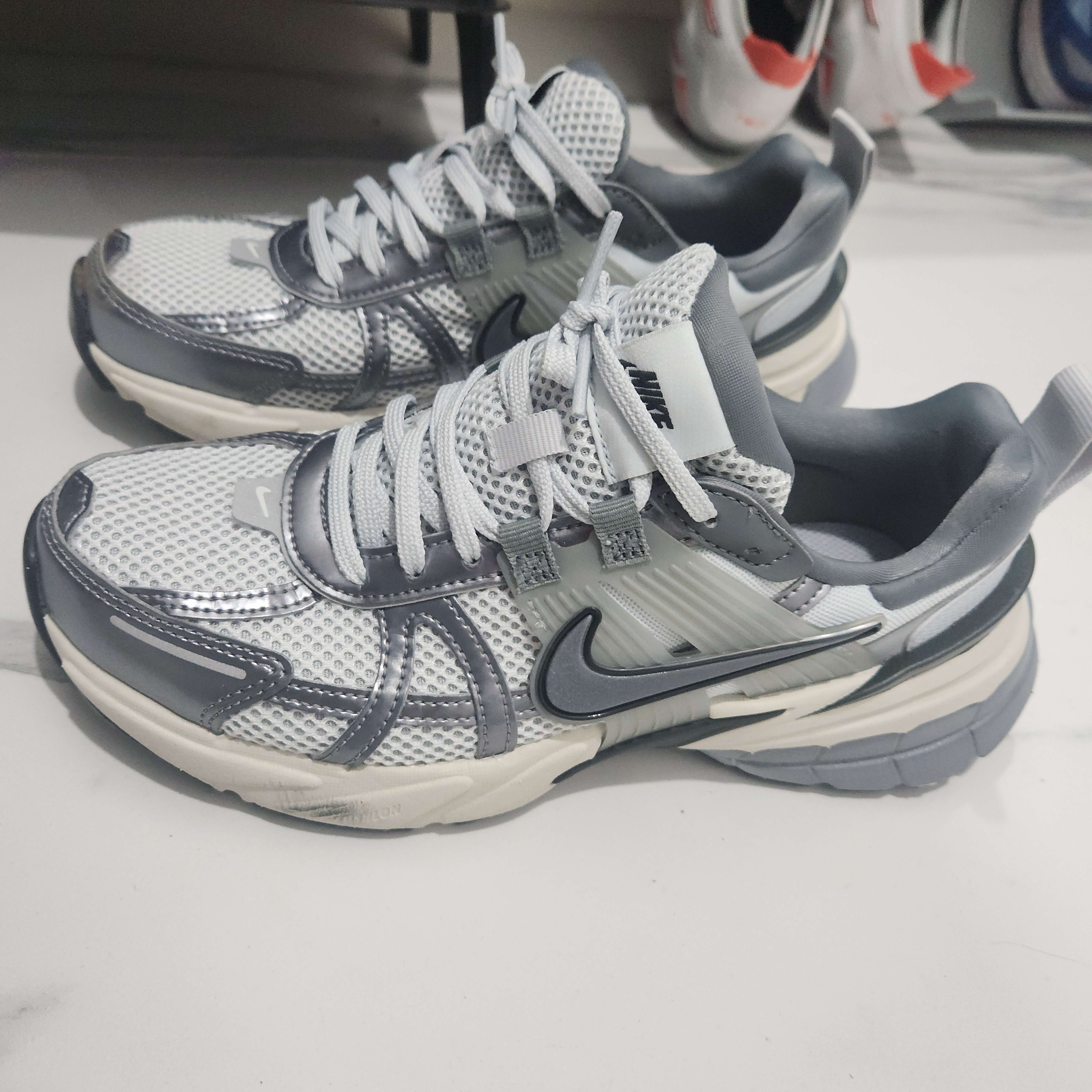 Nike V2K Run Pure Platinum Wolf Grey 착용 스타일