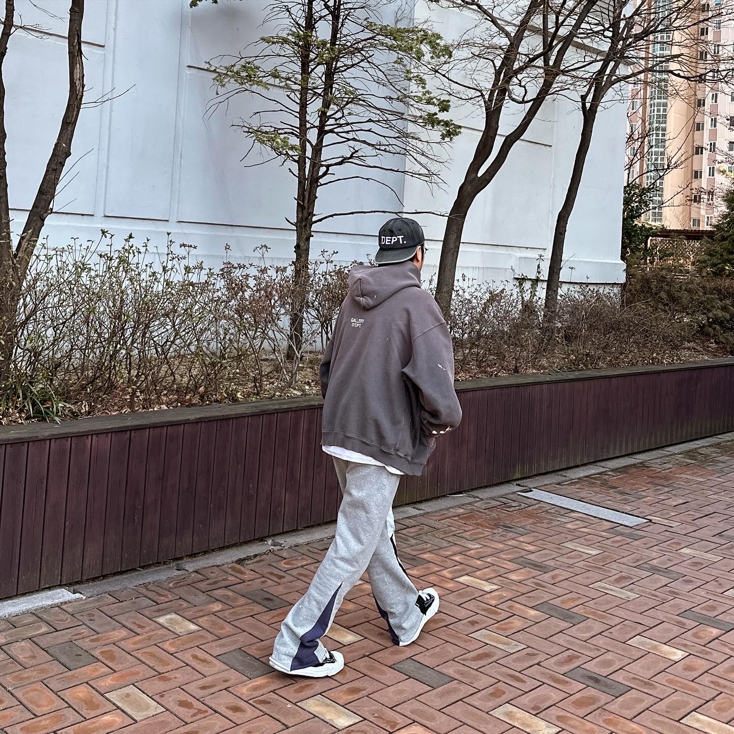 Gallery Dept. GD Logo Flare Sweatpants Heather Grey, Gallery Dept. 90'S Recycle Hoodie Washed Black 착용 스타일