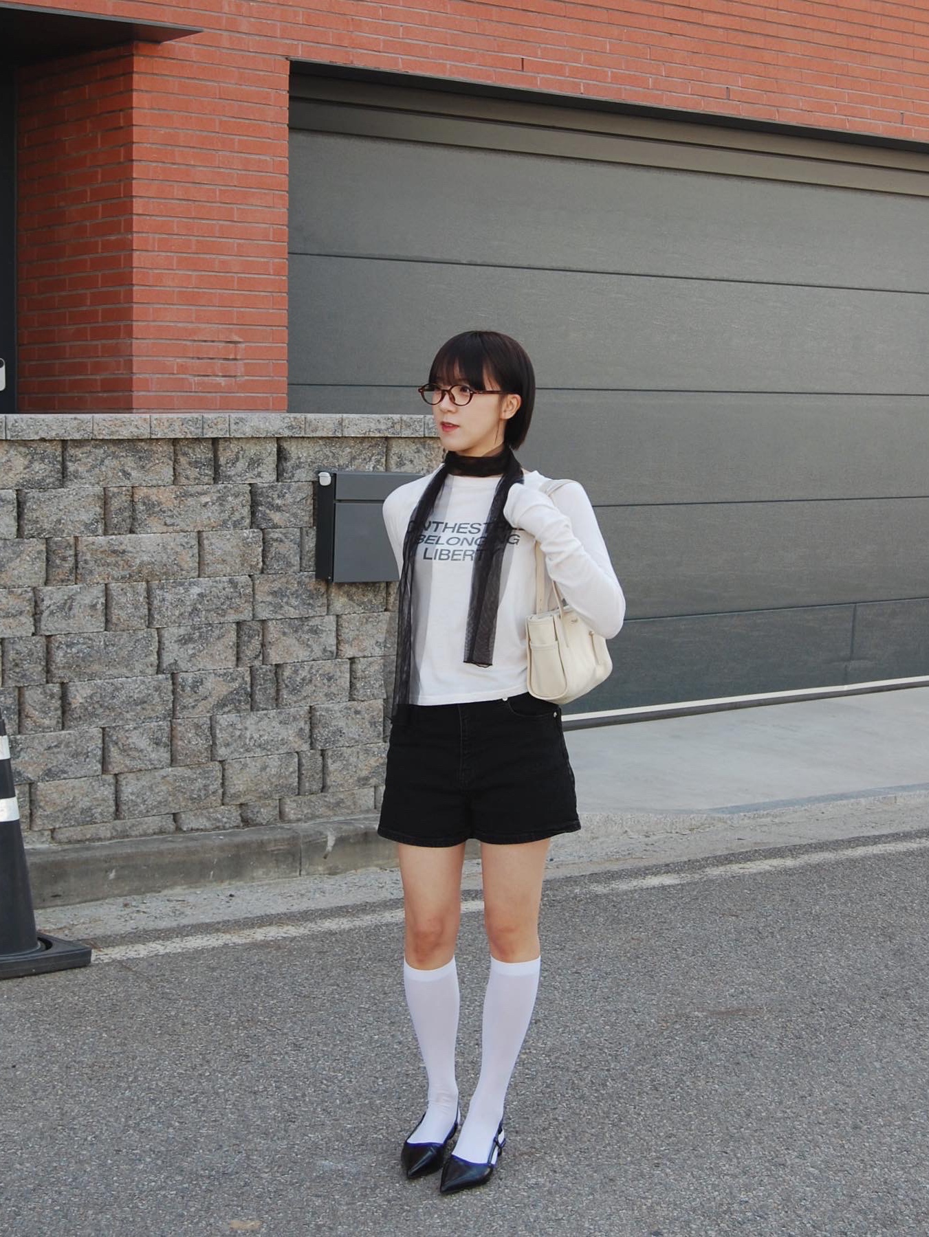 Millo Women Hole Raglan T-Shirt Cream 착용 스타일 - 1