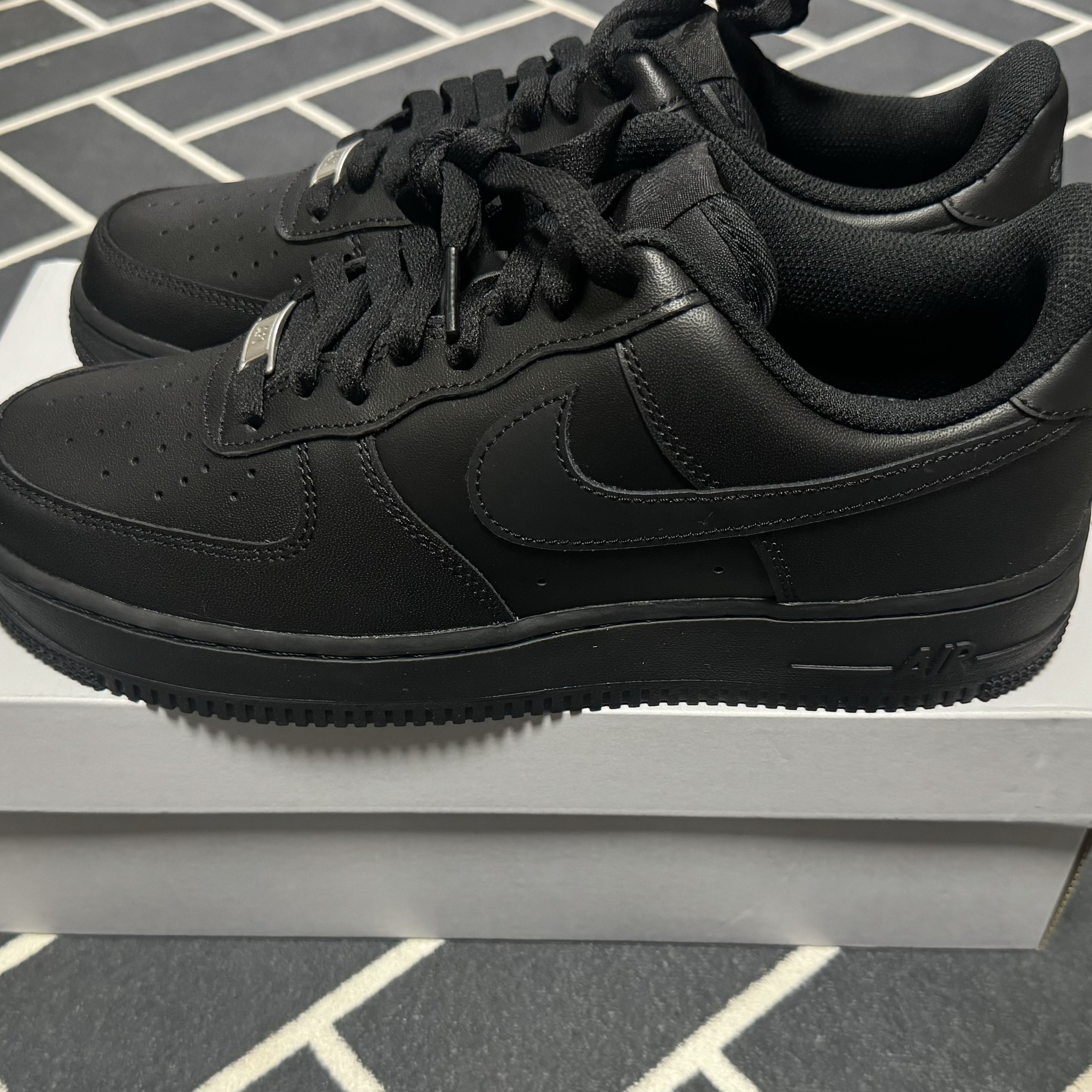 Nike Air Force 1 '07 Low Triple Black 착용 스타일 - 2