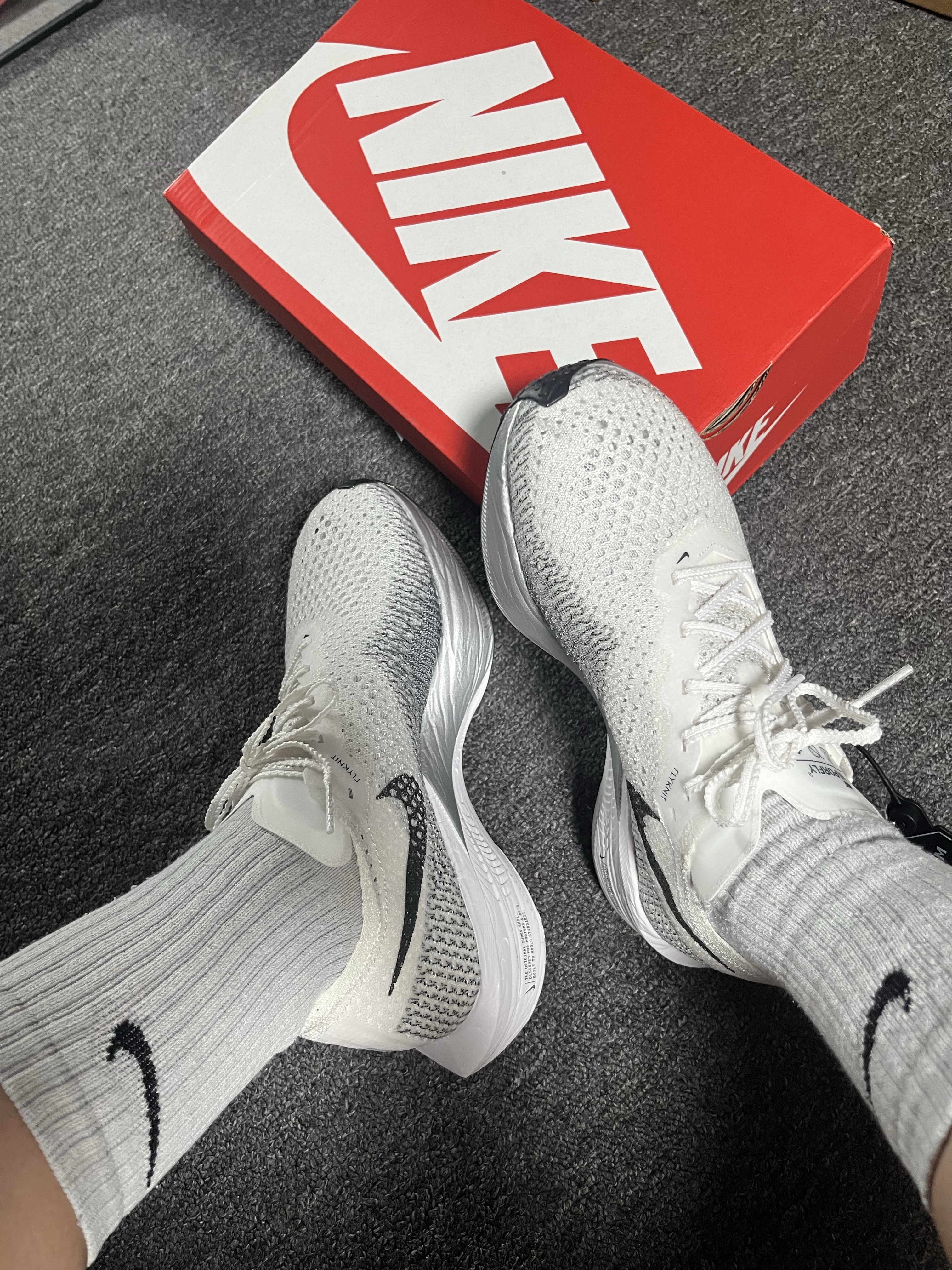 (W) Nike ZoomX Vaporfly Next% 3 White Particle Grey 착용 스타일 - 1