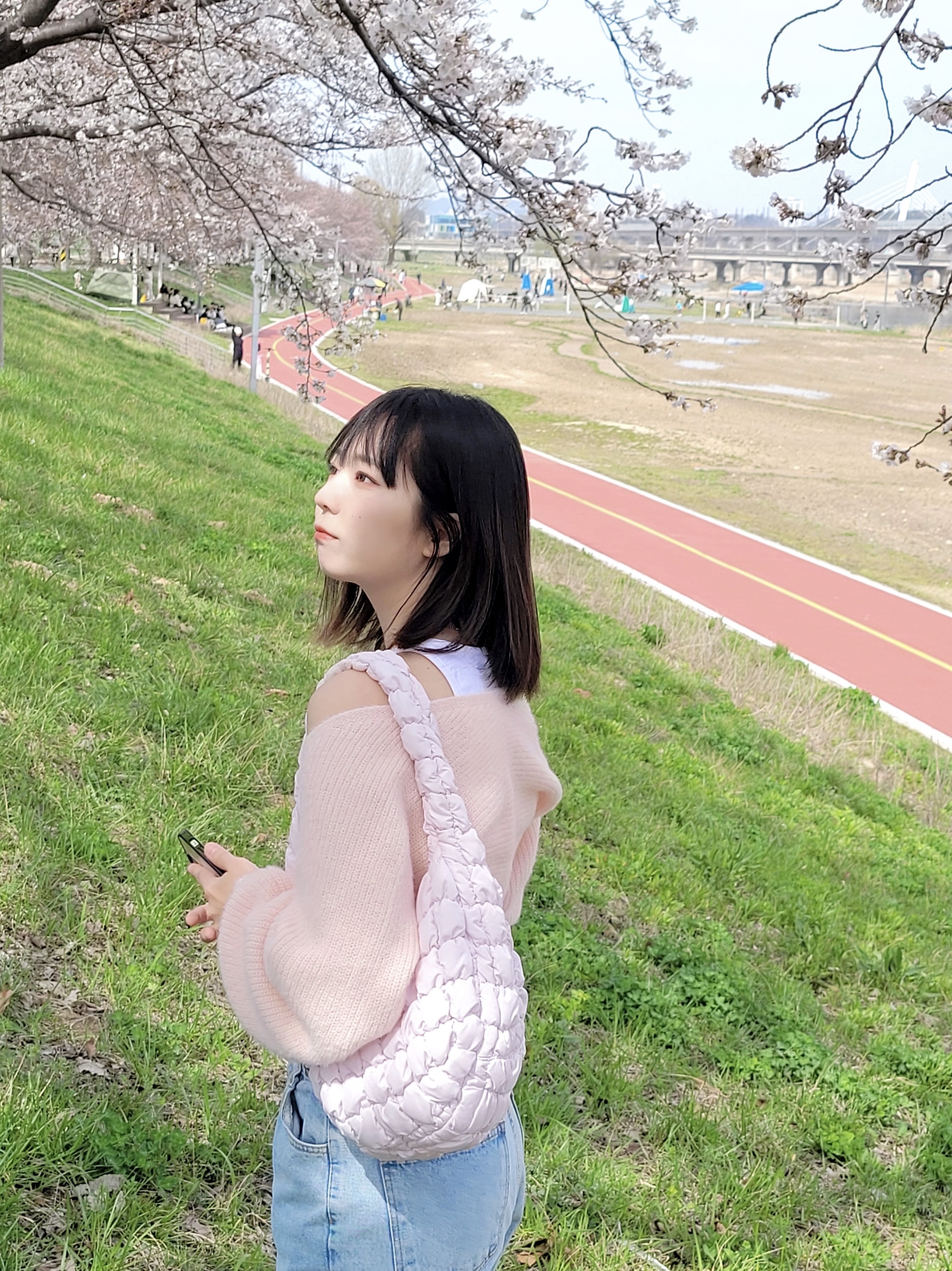 COS Quilted Mini Bag Pink, Nike Air Force 1 '07 QS Valentine's Day 착용 스타일 - 1