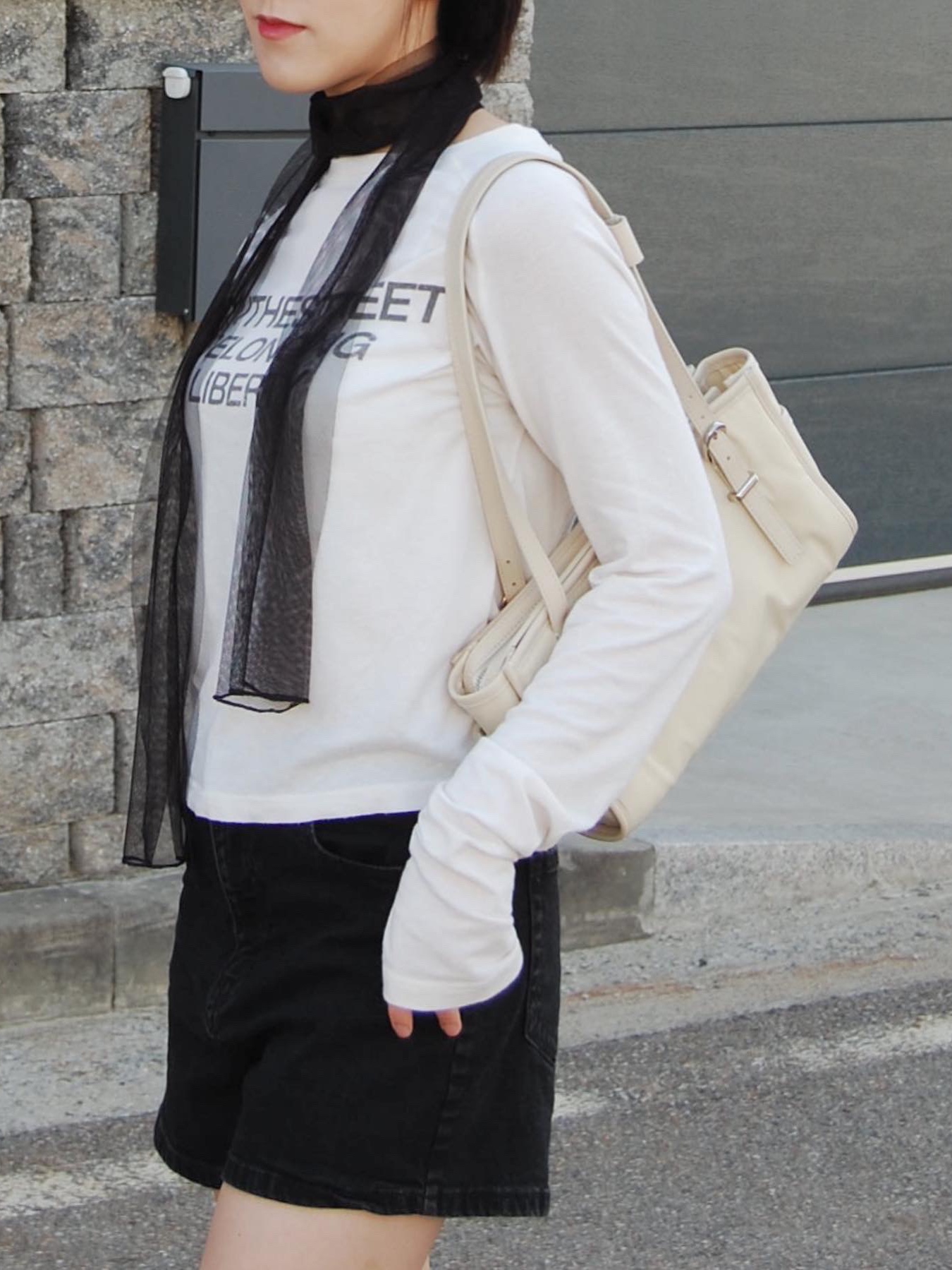Millo Women Hole Raglan T-Shirt Cream 착용 스타일 - 3