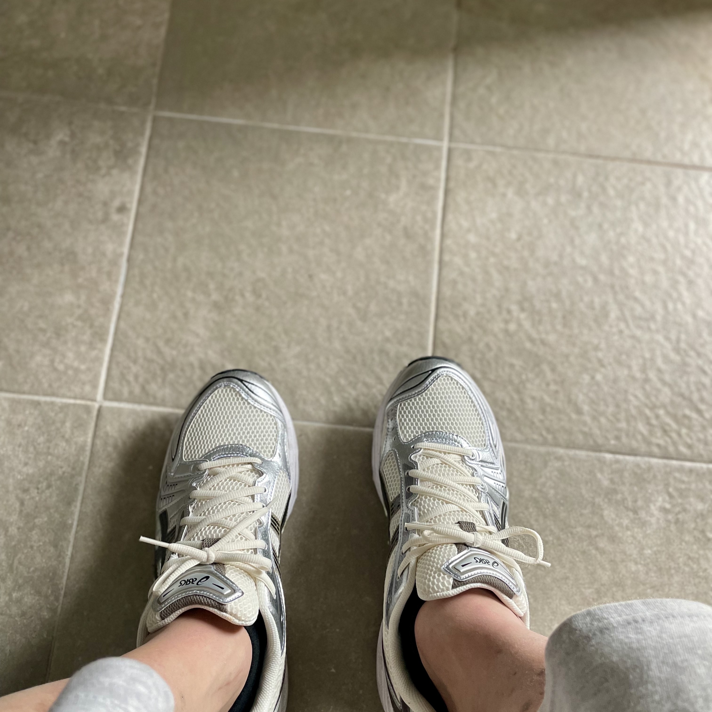 Asics Gel-Kayano 14 Cream Black 착용 스타일