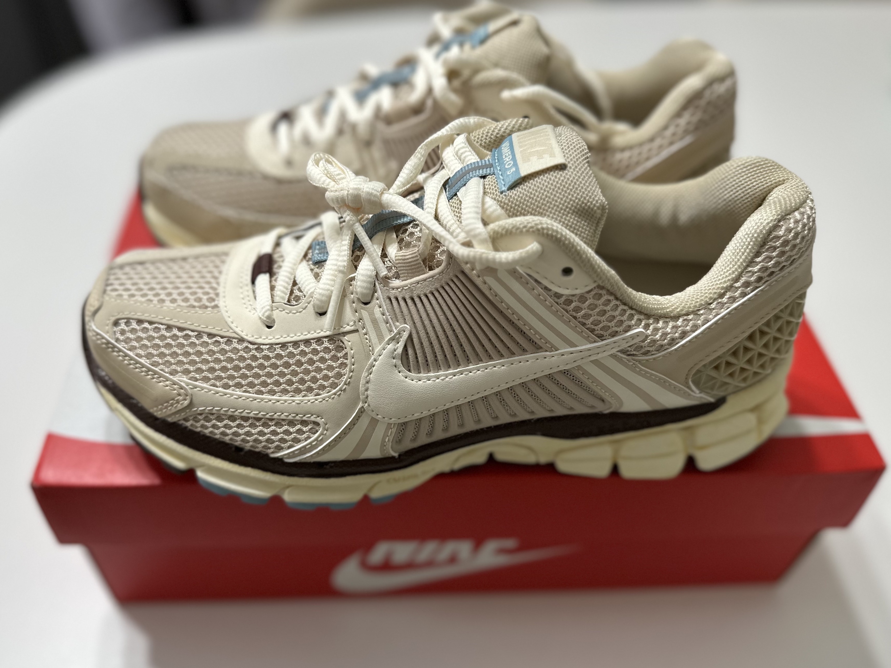 (W) Nike Zoom Vomero 5 Oatmeal 착용 스타일