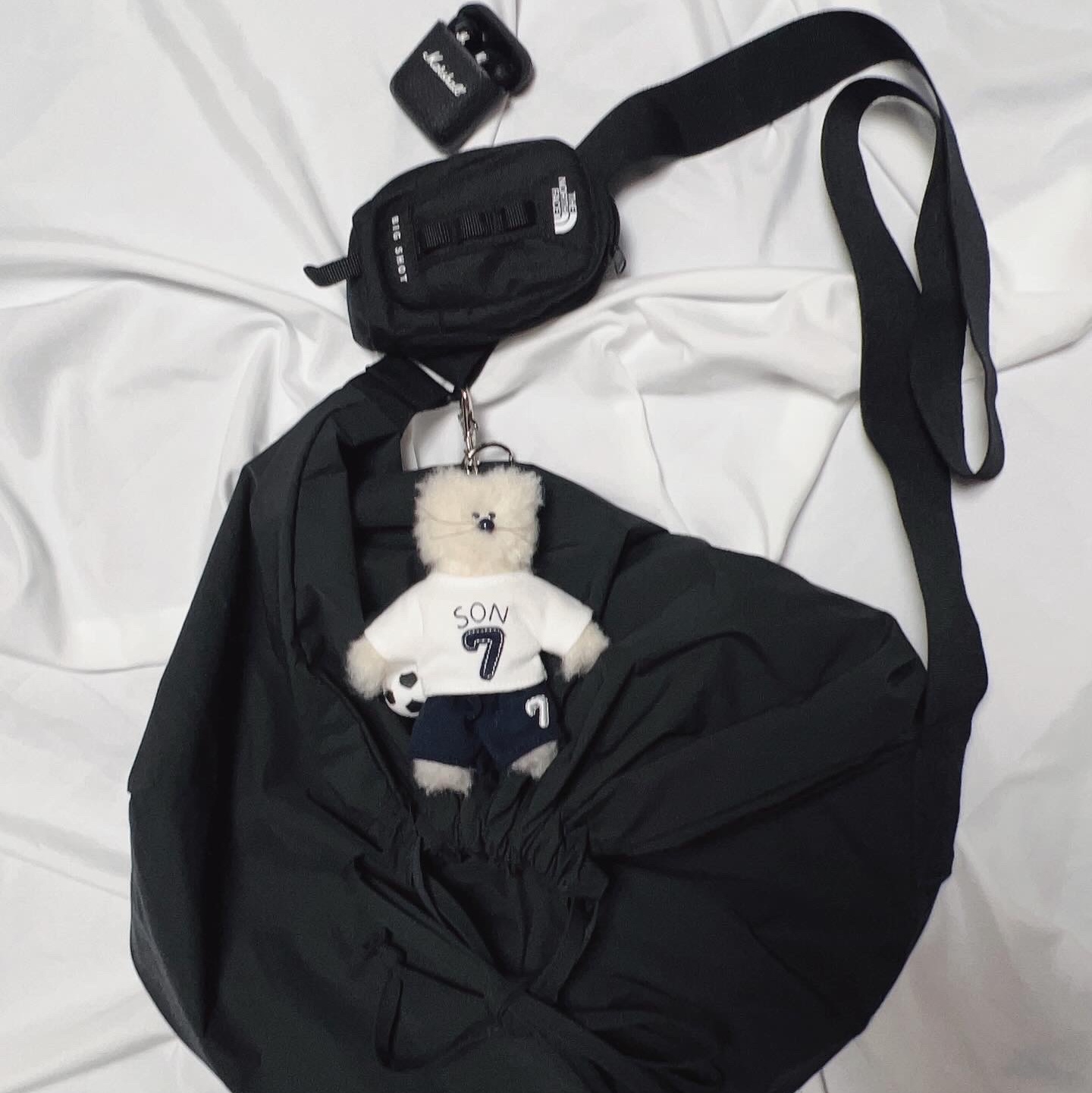 [예약 배송] NOS7 x Monamhee SON.hee Cream, Uniqlo U Drawstring Shoulder Bag Black 착용 스타일 - 1