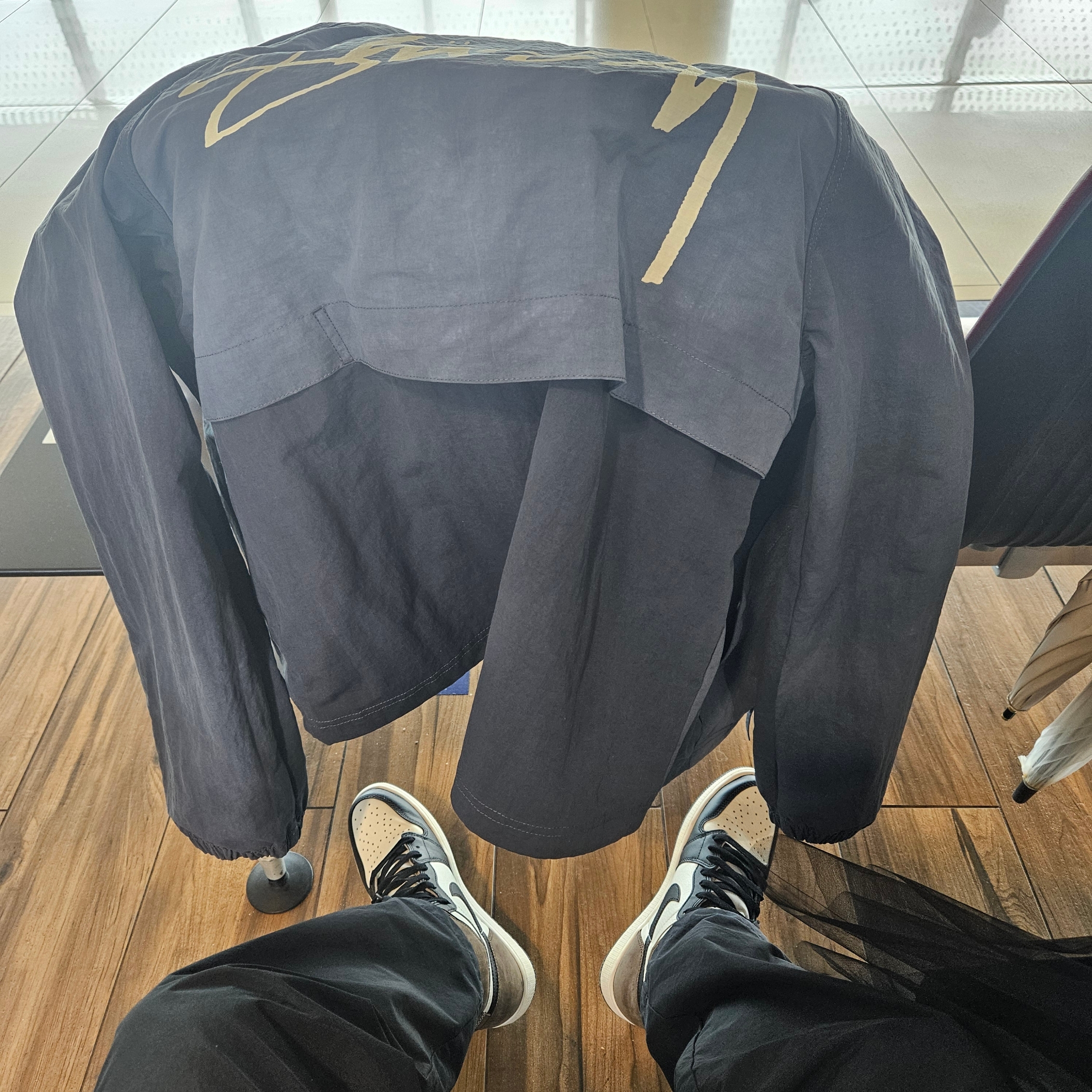 Stussy Wave Dye Beach Shell Jacket Navy, Jordan 1 Retro High OG Black Mocha 착용 스타일 - 1