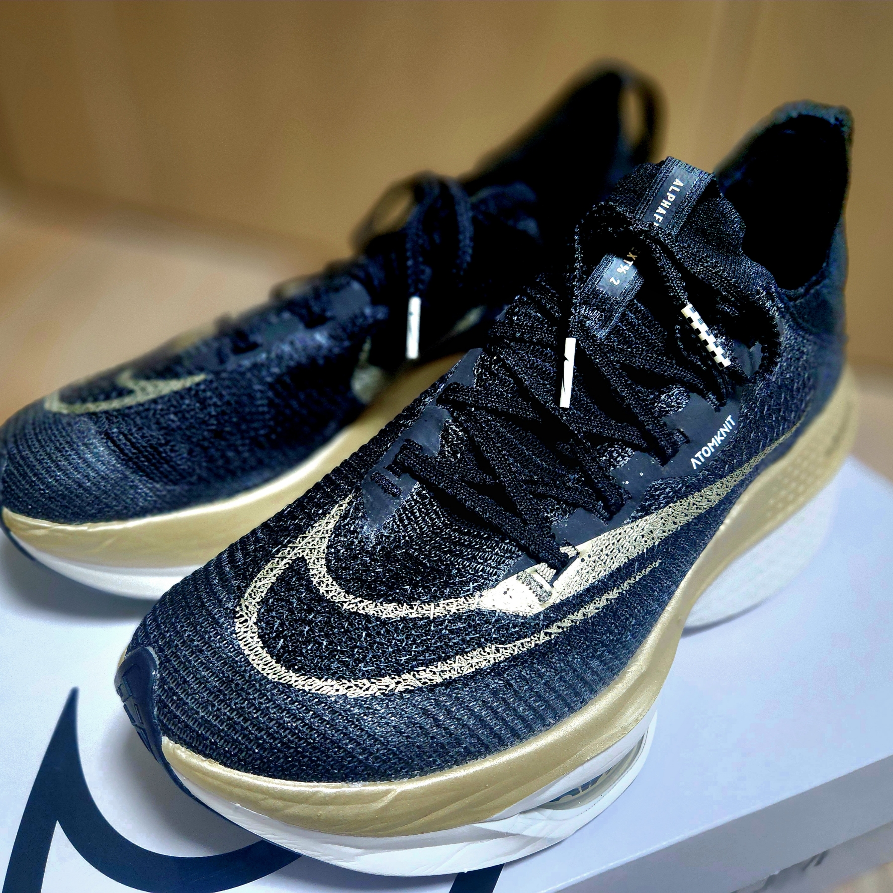Nike Air Zoom Alphafly Next% 2 Black Metallic Gold Grain 착용 스타일 - 2