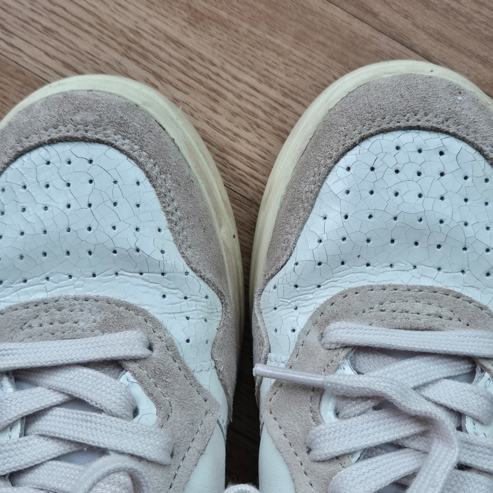 Autry Medalist Low Leather Suede Sneakers White Beige 착용 스타일