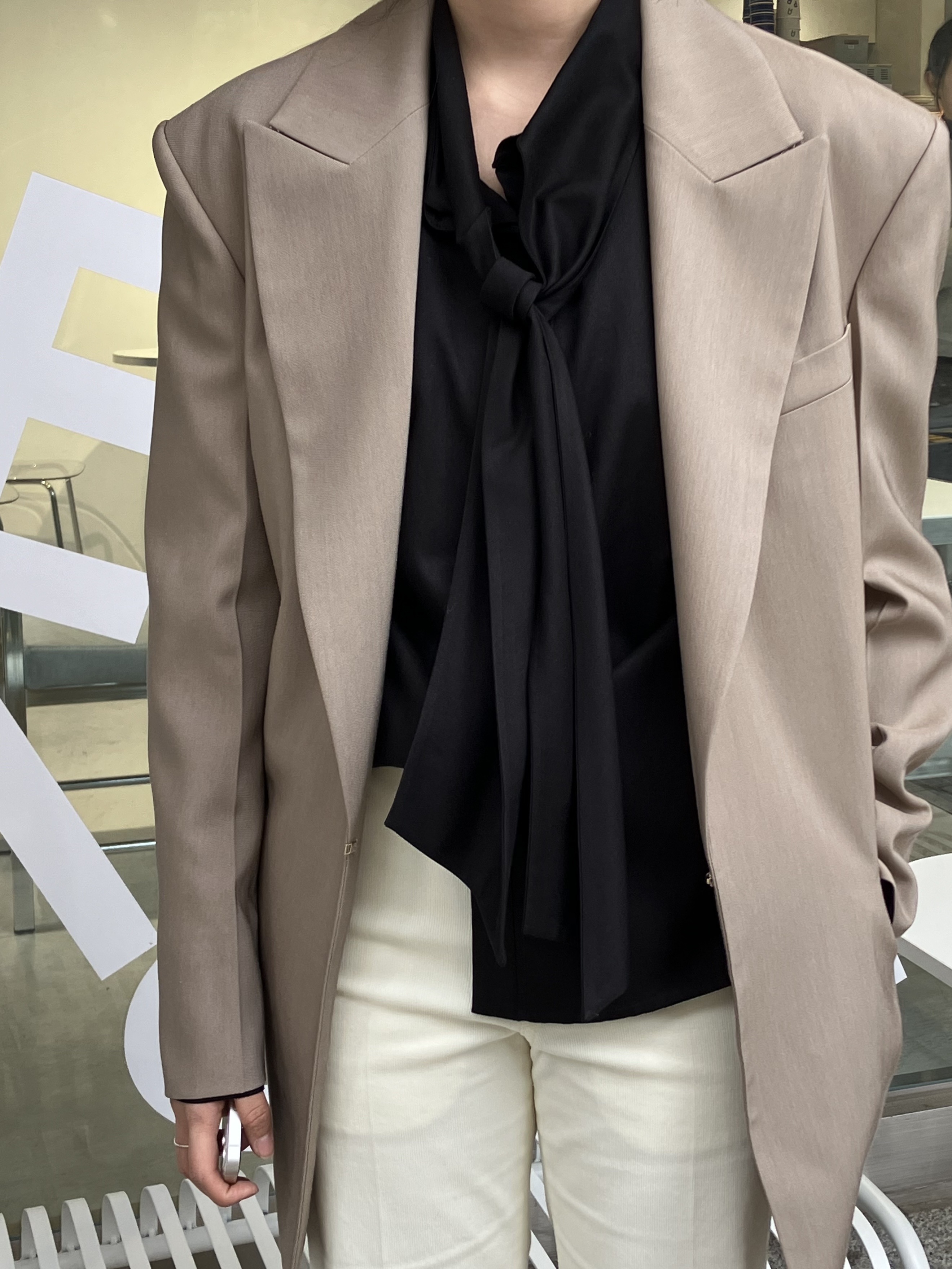 [KREAM 단독] L'H.A.S De Mid-Rised Straight Corduroy Pants - Ivory, L'H.A.S Oversized Soft Tie Shirts - Black 착용 스타일 - 3