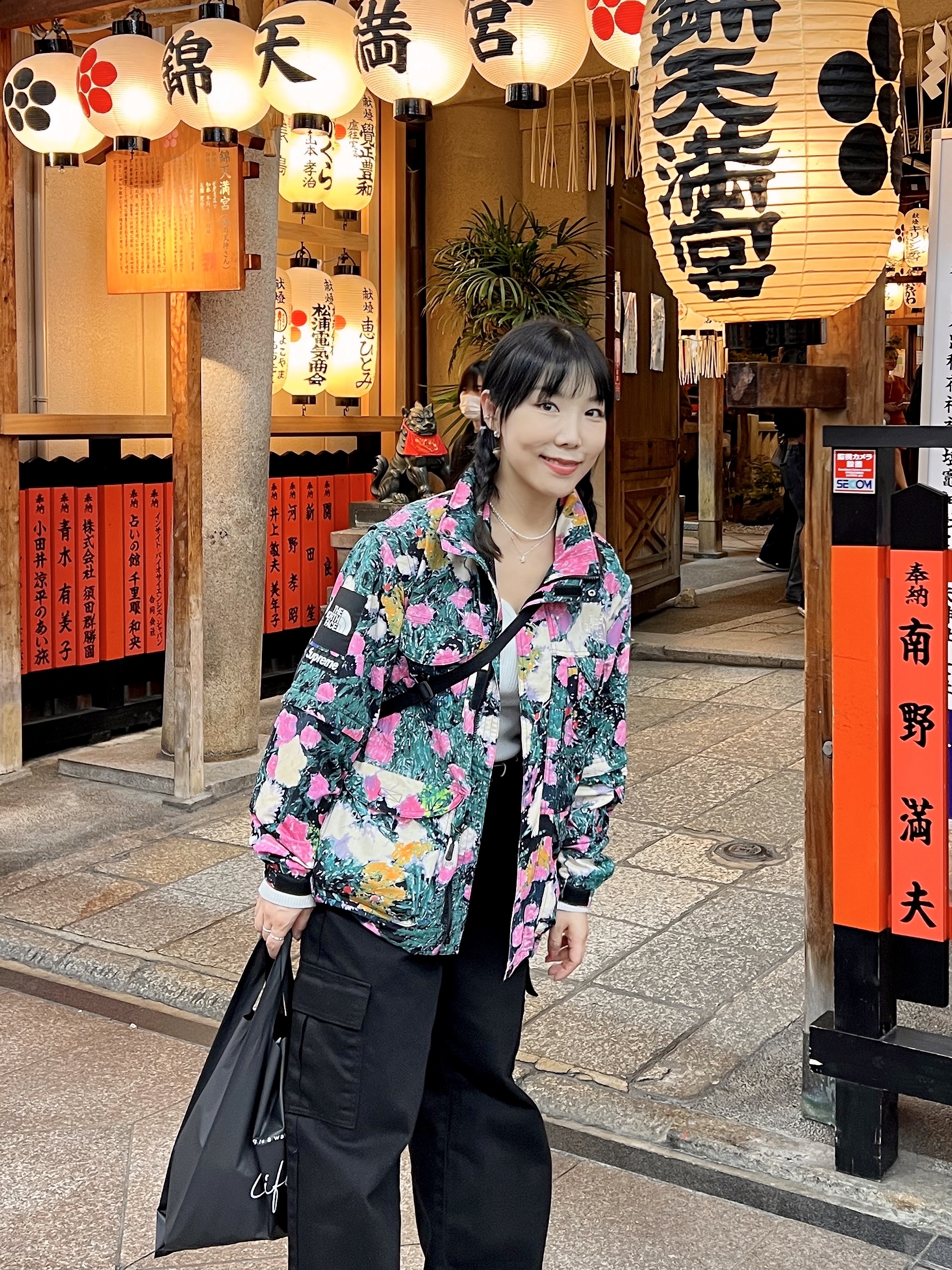 Supreme x The North Face Trekking Convertible Jacket Flowers - 22SS, New Balance 1906R Black Silver Metallic 착용 스타일 - 1