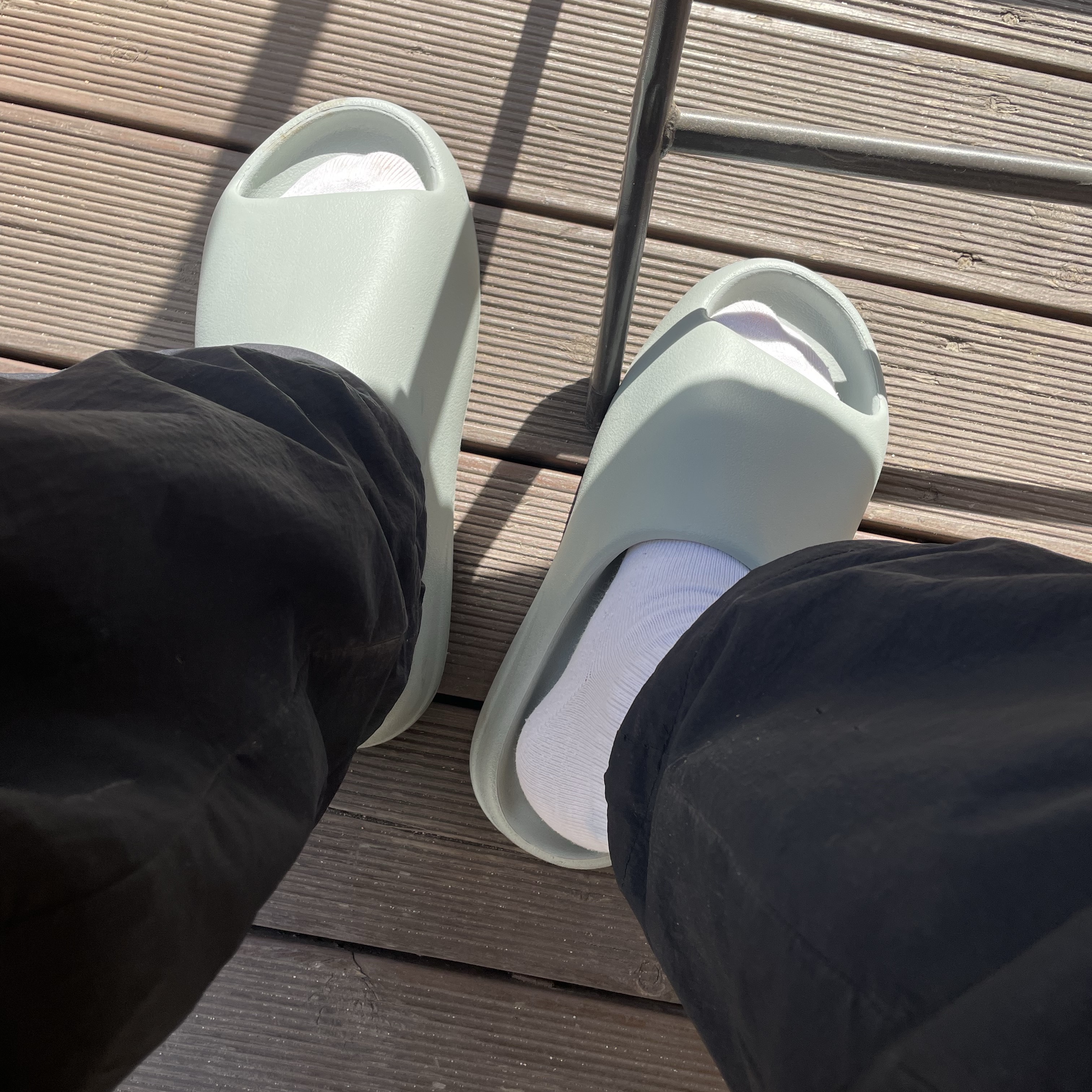 Adidas Yeezy Slide Salt 착용 스타일 - 2