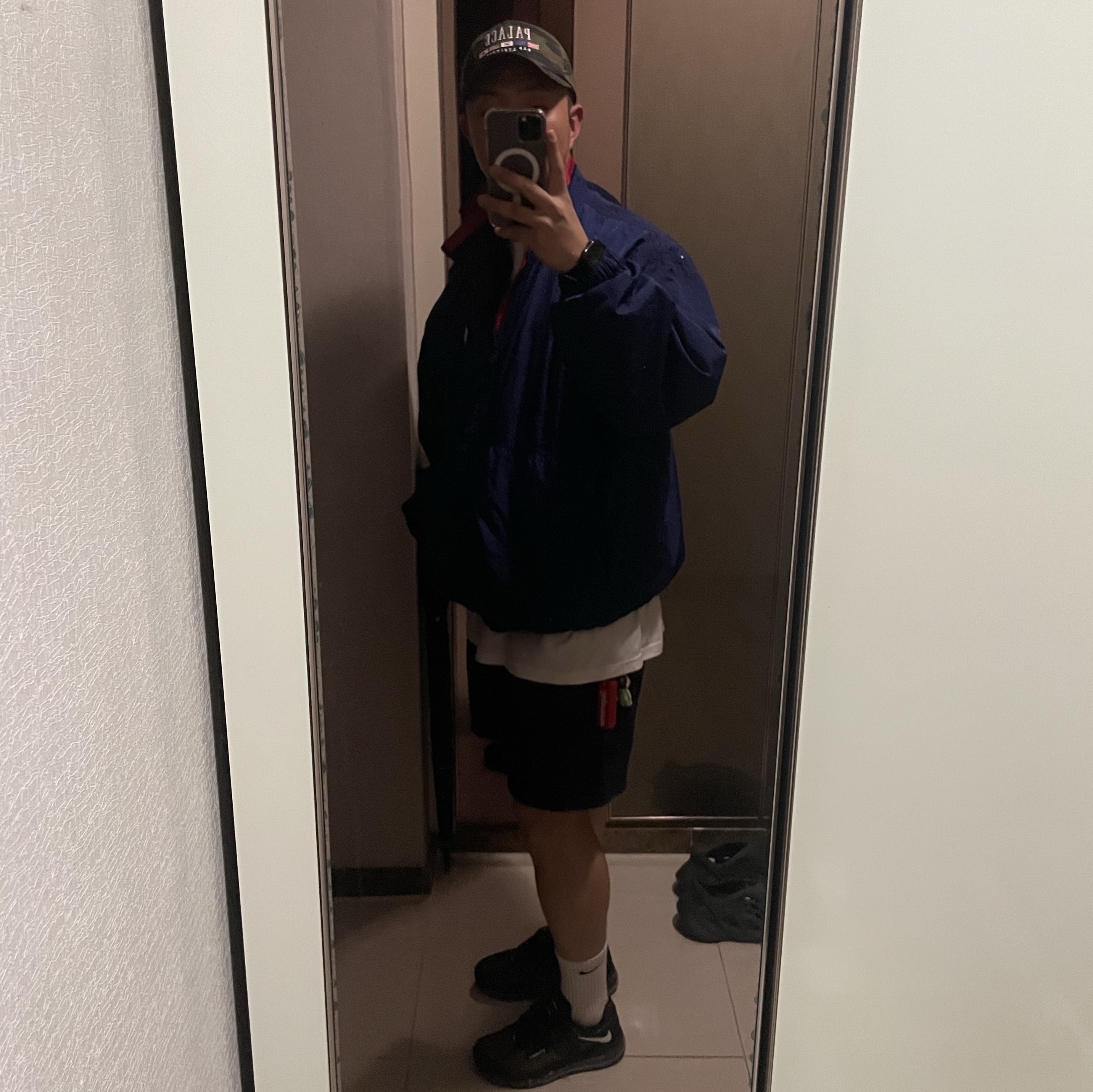 Supreme Floating Keychain Black - 23FW, Palace x Gap Flag 6-Panel Camo - 24SS 착용 스타일 - 3
