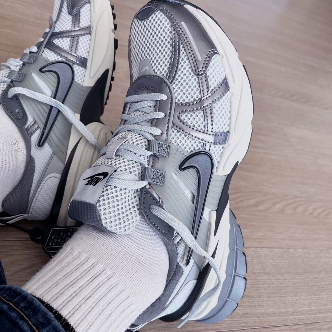 Nike V2K Run Pure Platinum Wolf Grey 착용 스타일