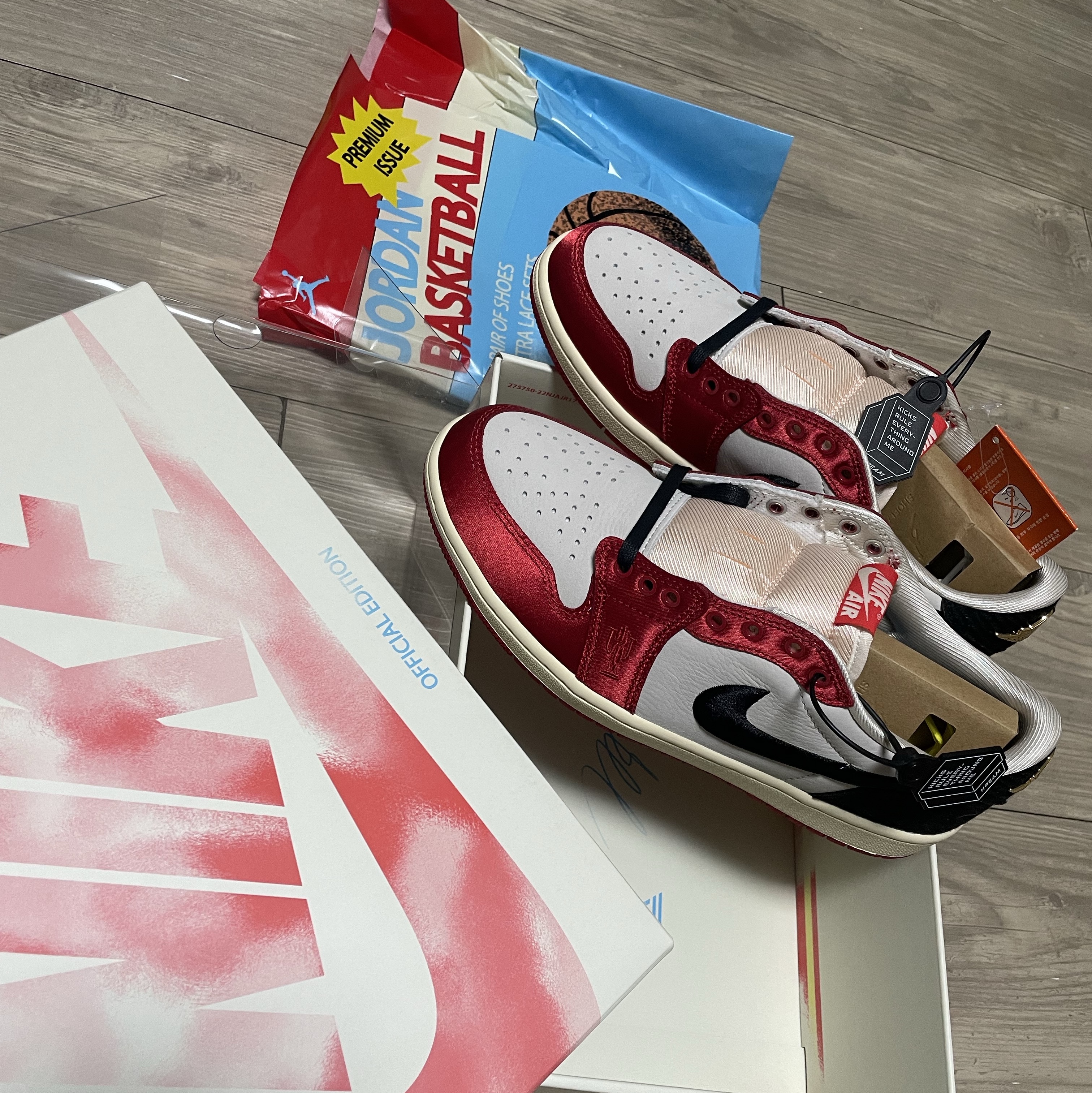 Jordan 1 x Trophy Room Retro Low OG SP Sail Varsity Red 착용 스타일 - 1